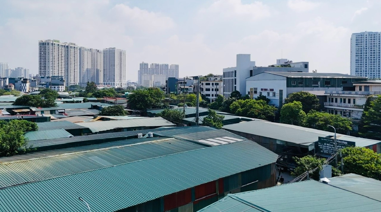 Chủ tịch Hà Nội yêu cầu kiểm tra, xử lý nghiêm hàng trăm nhà xưởng vi phạm ở Thanh Liệt - Ảnh 1.
