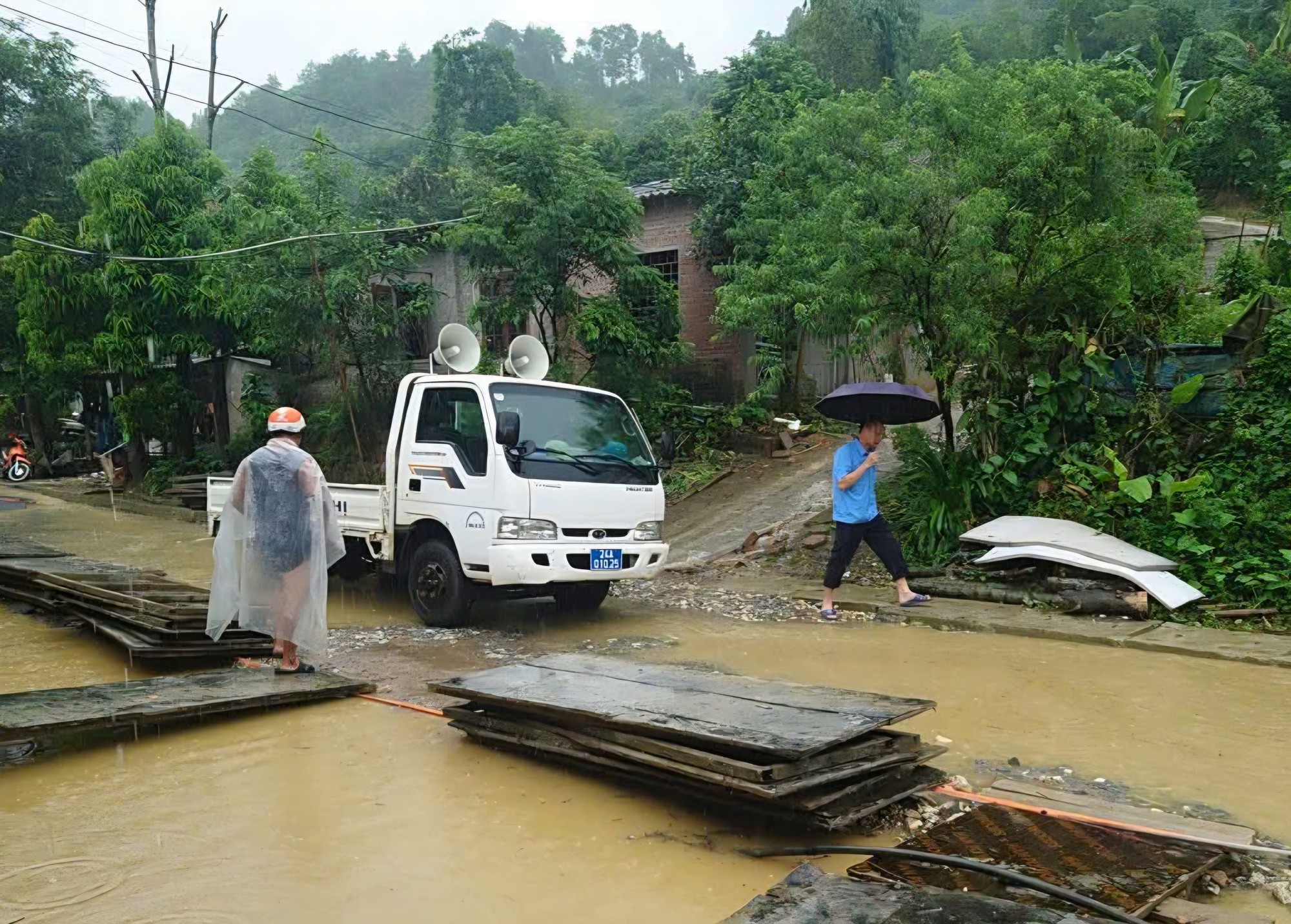 Mưa lớn g&acirc;y ngập s&acirc;u tại L&agrave;o Cai 2026 , nhiều tuyến đường bị chia cắt - Ảnh 2.