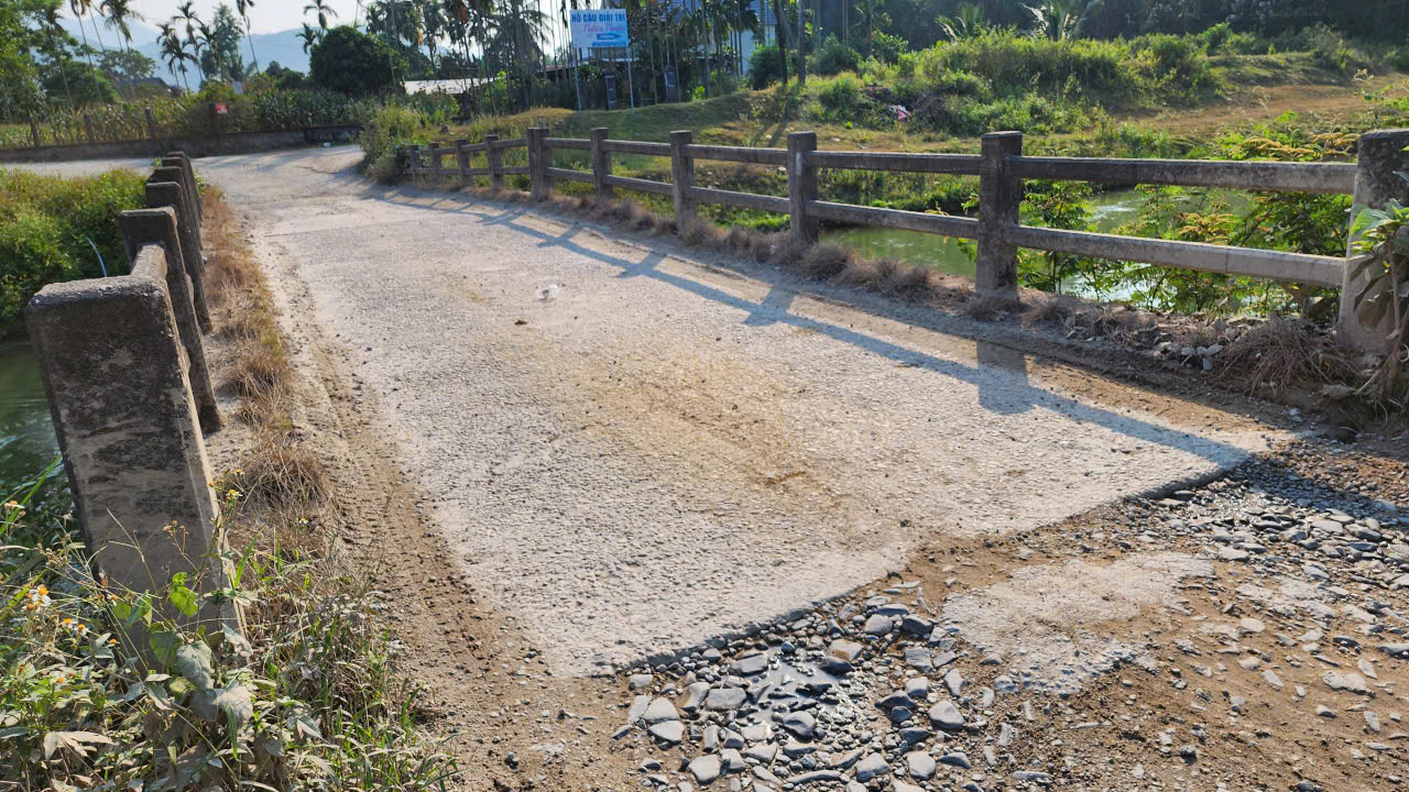 Quảng Ng&atilde;i: Cầu thuỷ lợi x&acirc;y dựng hơn 30 năm g&aacute;nh đo&agrave;n xe đầu k&eacute;o h&agrave;ng chục tấn - Ảnh 4.