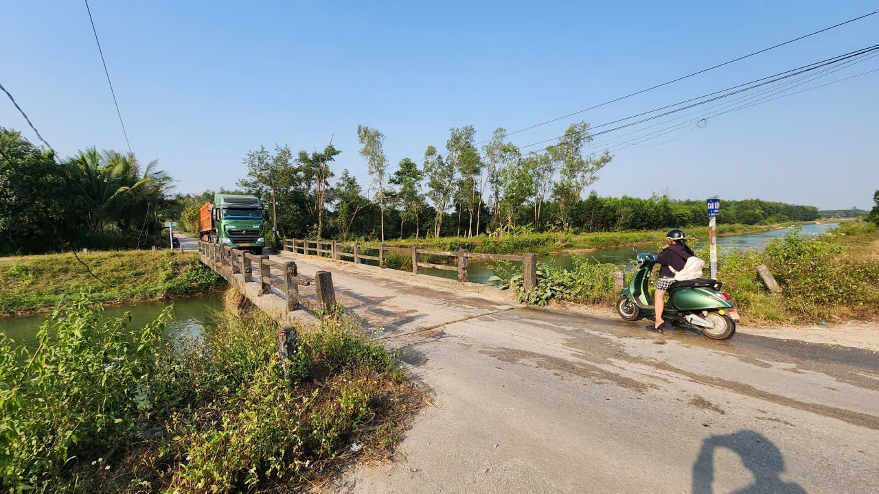 Quảng Ng&atilde;i: Cầu thuỷ lợi x&acirc;y dựng hơn 30 năm g&aacute;nh đo&agrave;n xe đầu k&eacute;o h&agrave;ng chục tấn - Ảnh 3.