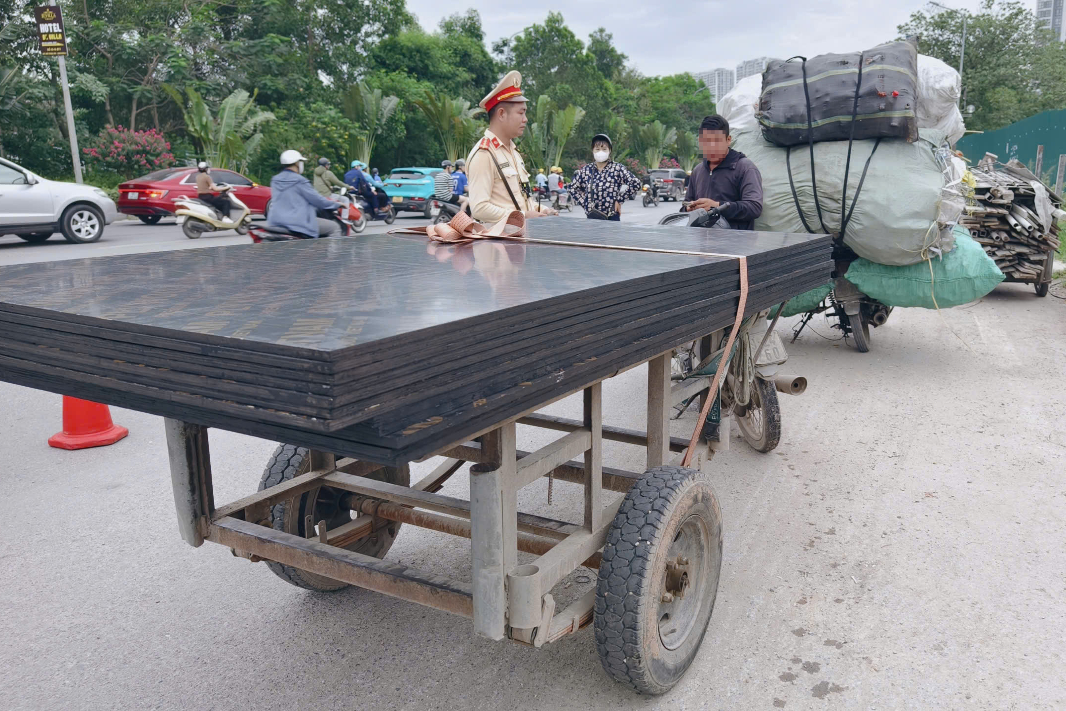 H&agrave; Nội: CSGT tịch thu 86 xe k&eacute;o tự chế, xử l&yacute; h&agrave;ng trăm xe chở h&agrave;ng cồng kềnh - Ảnh 2.
