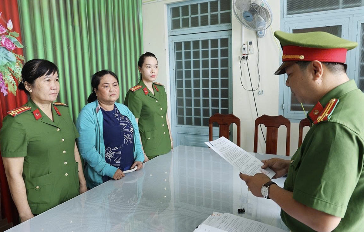 Bắt tạm giam người phụ nữ ở An Giang sử dụng giấy tờ đất giả để vay tiền - Ảnh 1.