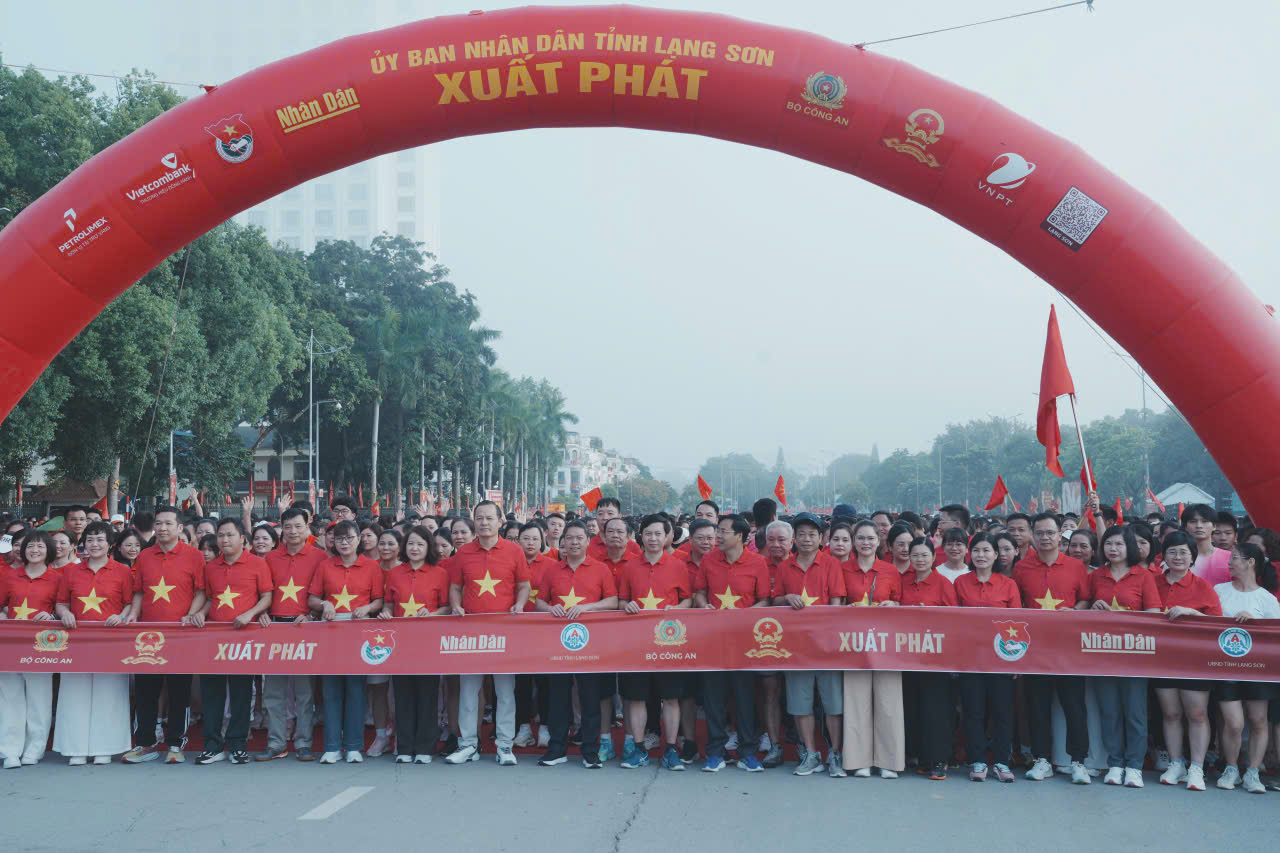 Khoảng 7.000 người tham gia chương tr&igrave;nh đi bộ "C&ugrave;ng Việt Nam tiến bước" tại Lạng Sơn - Ảnh 2.