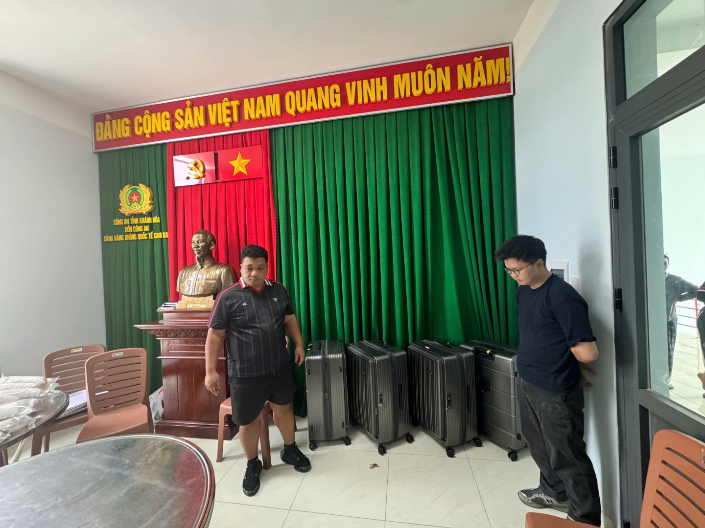 Khởi tố 2 người vận chuyển lậu hơn 180 ng&agrave;n con t&ocirc;m h&ugrave;m giống qua đường h&agrave;ng kh&ocirc;ng - Ảnh 1.