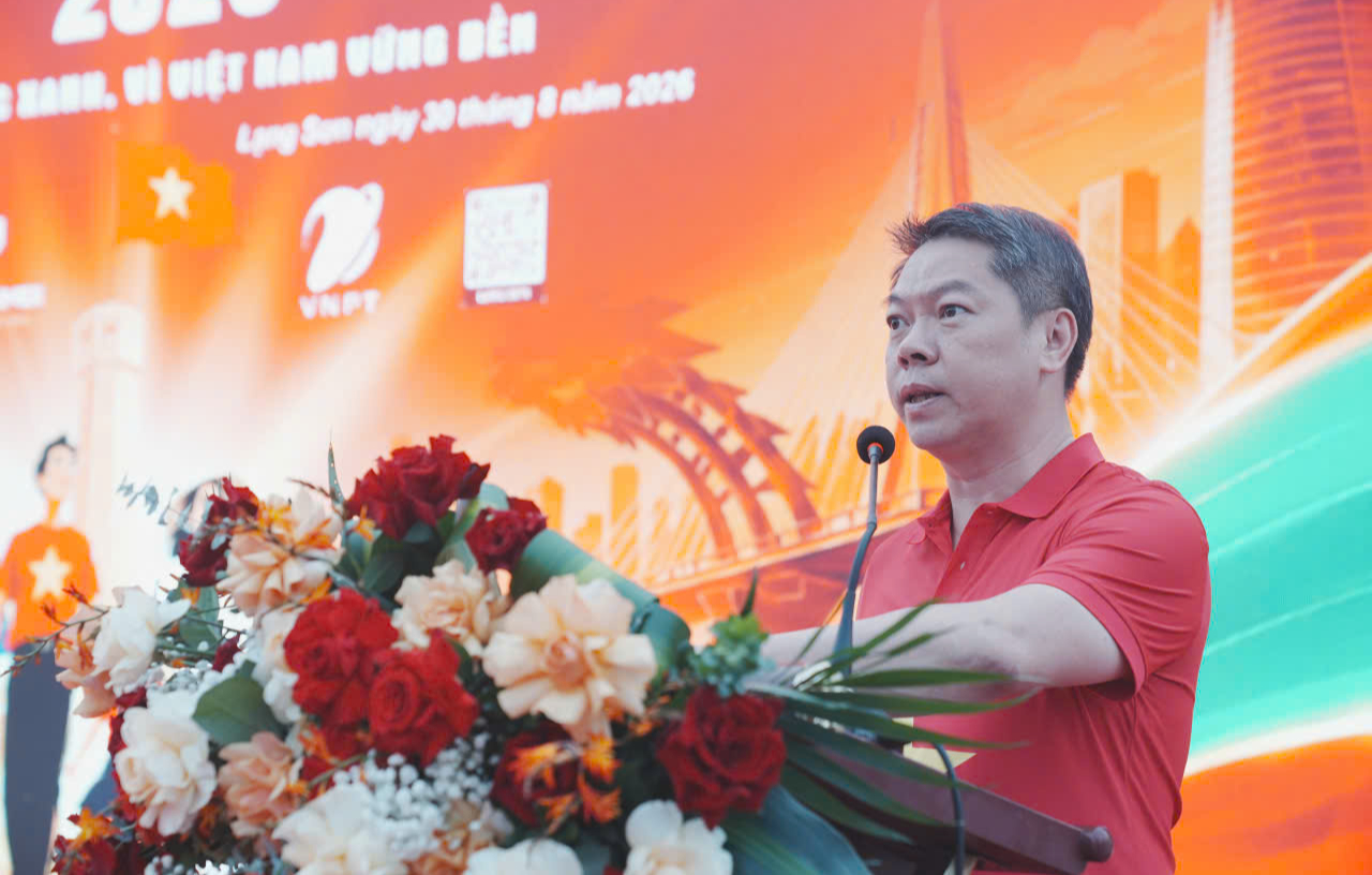 Khoảng 7.000 người tham gia chương tr&igrave;nh đi bộ "C&ugrave;ng Việt Nam tiến bước" tại Lạng Sơn - Ảnh 1.