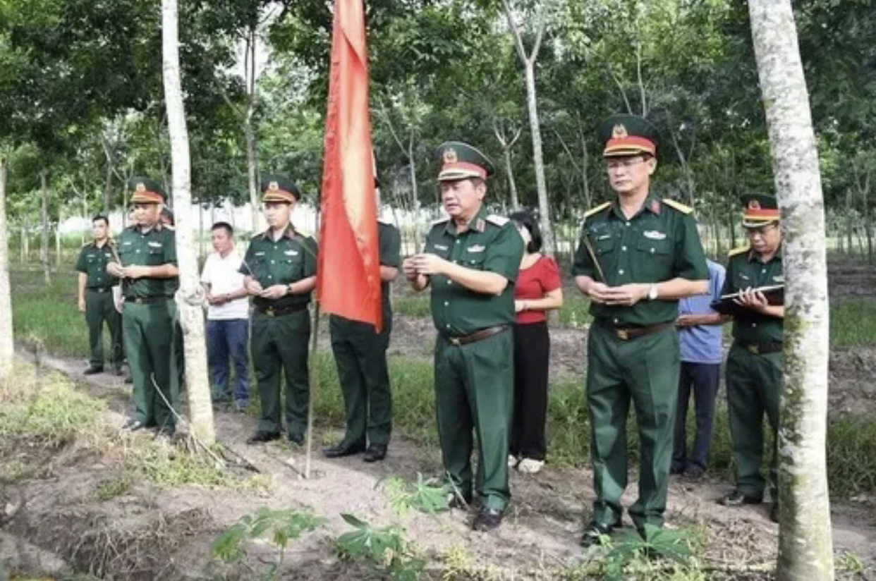 Khảo s&aacute;t hố ch&ocirc;n liệt sĩ tại T&acirc;y Ninh: X&aacute;c minh dấu t&iacute;ch lịch sử quan trọng - Ảnh 1.