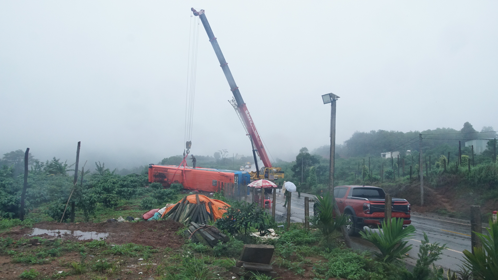 Cận cảnh hiện trường vụ lật xe kh&aacute;ch khiến 4 người tử vong tại Gia Lai - Ảnh 1.