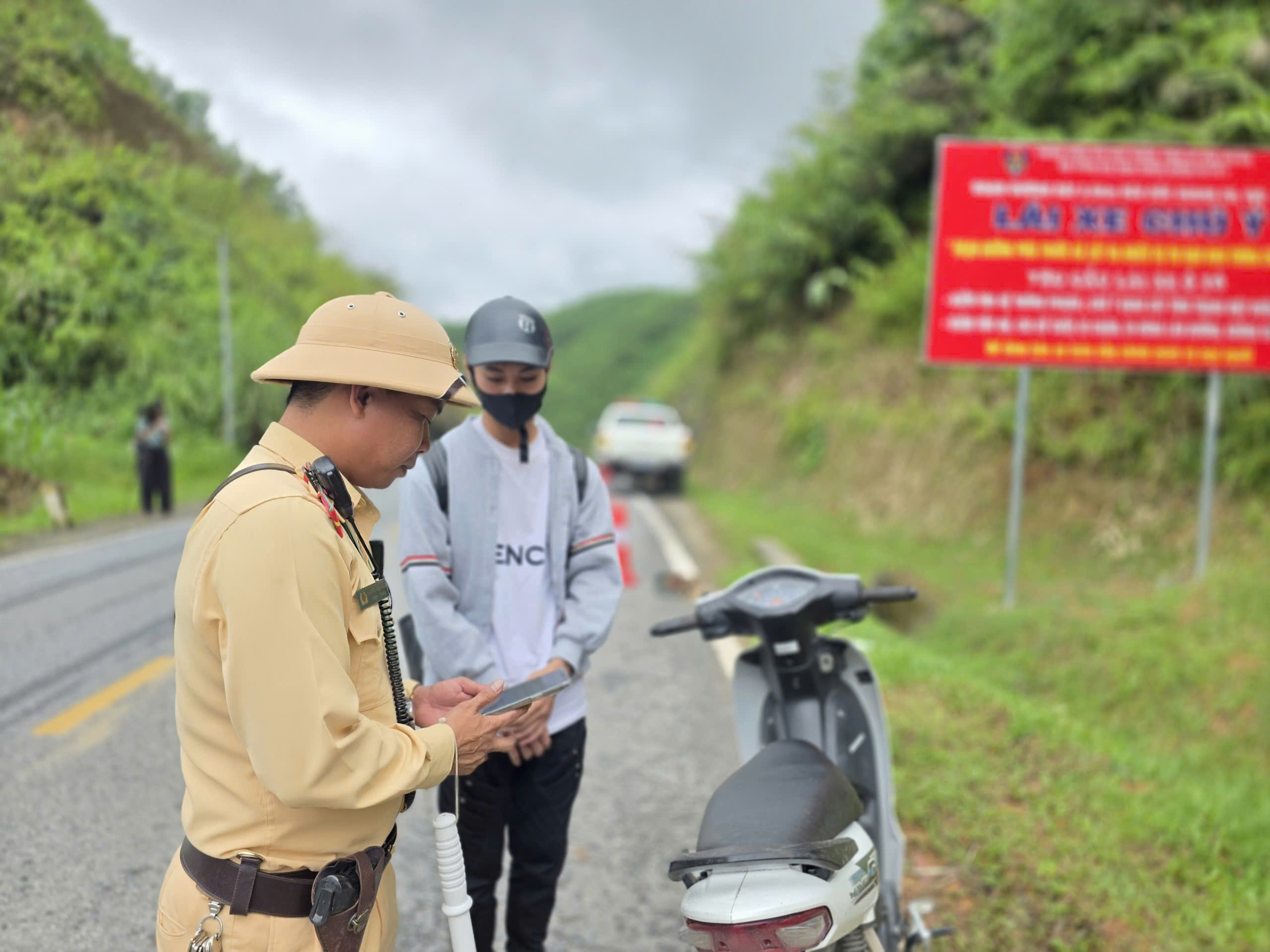 CSGT Lào Cai căng mình đảm bảo ATGT những ngày nghỉ lễ - Ảnh 2.
