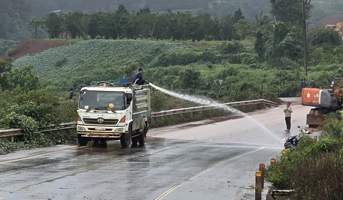 Vụ lật xe khách khiến 4 người tử vong ở Gia Lai: Đường chưa được bàn giao - Ảnh 2.
