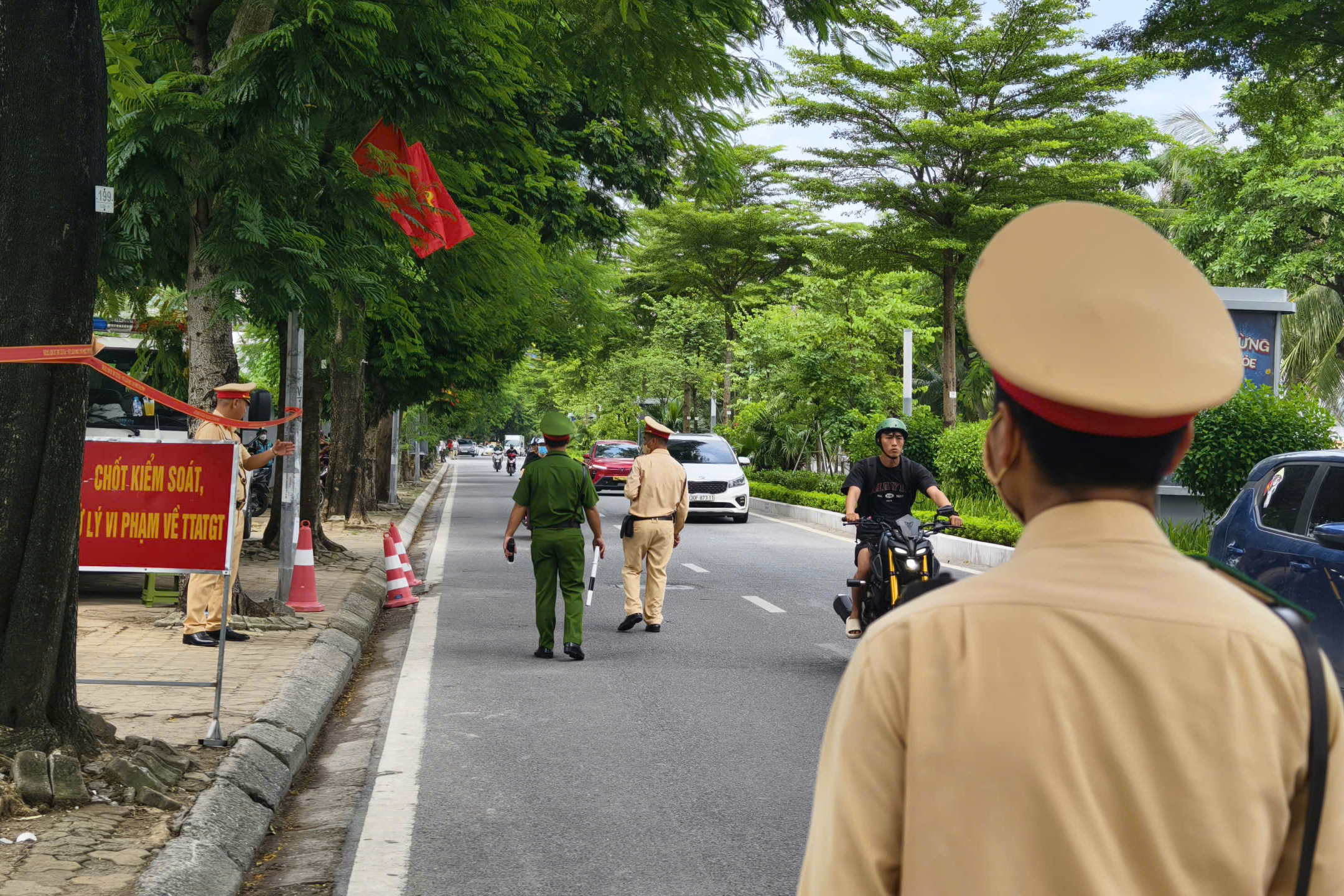 Hà Nội: Nhiều thanh, thiếu niên bị tạm giữ xe sau bữa ăn nhậu ngày nghỉ lễ 2/9 - Ảnh 1.