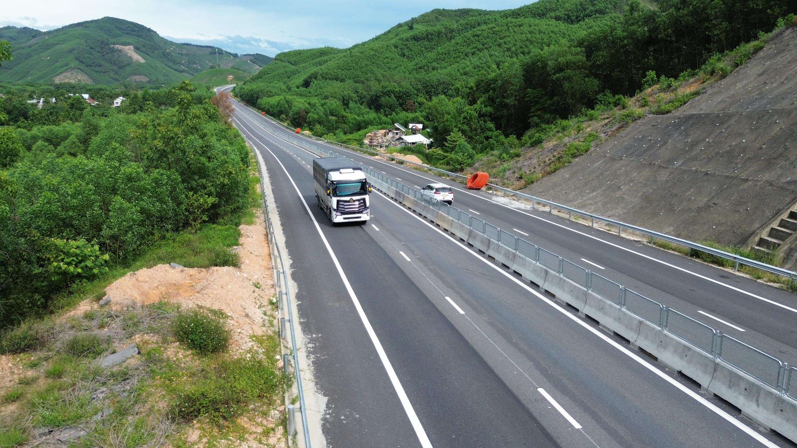 Cao tốc La Sơn – Hòa Liên thông tuyến 4 làn xe, tốc độ tối đa 60km/h - Ảnh 2.