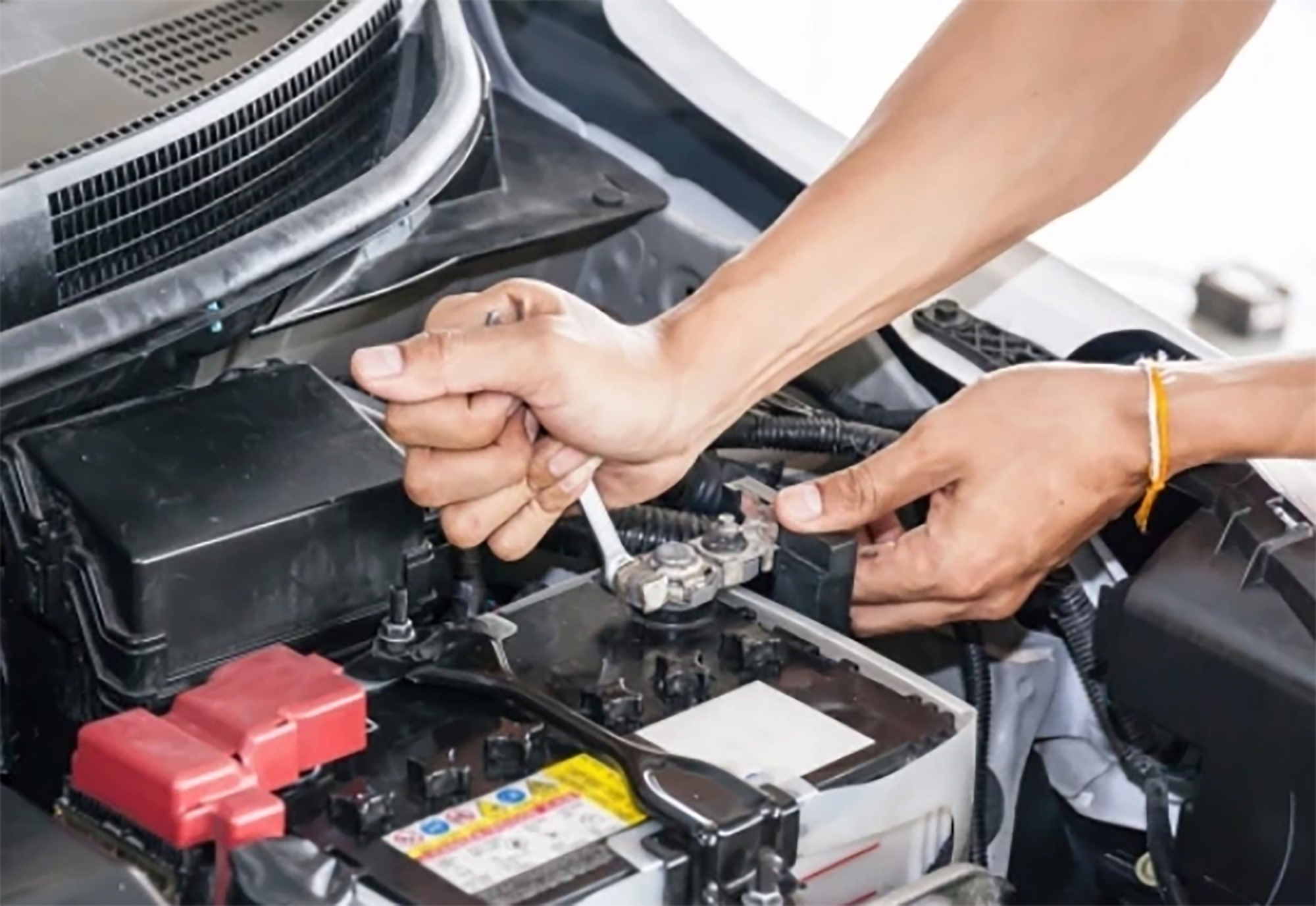 Lắp bộ ngắt kết nối ắc quy cho ô tô để bảo vệ bình ắc quy khi để lâu - Ảnh 1.