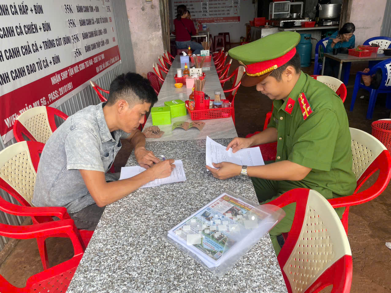 Gia Lai: C&ocirc;ng an x&atilde; ra qu&acirc;n dẹp "nạn" lấn chiếm h&agrave;nh lang ATGT - Ảnh 2.