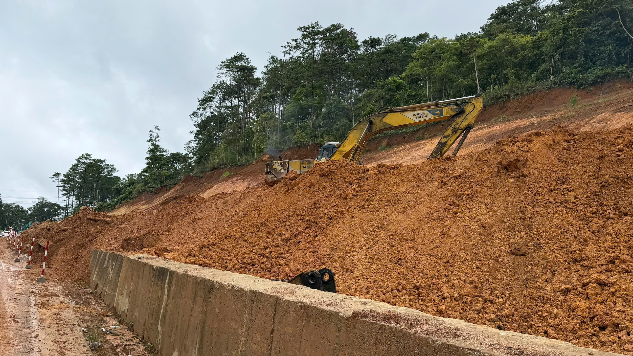 Khẩn trương khắc phục c&aacute;c điểm sạt lở, đảm bảo giao th&ocirc;ng đi lại tr&ecirc;n Quốc lộ 24 - Ảnh 2.