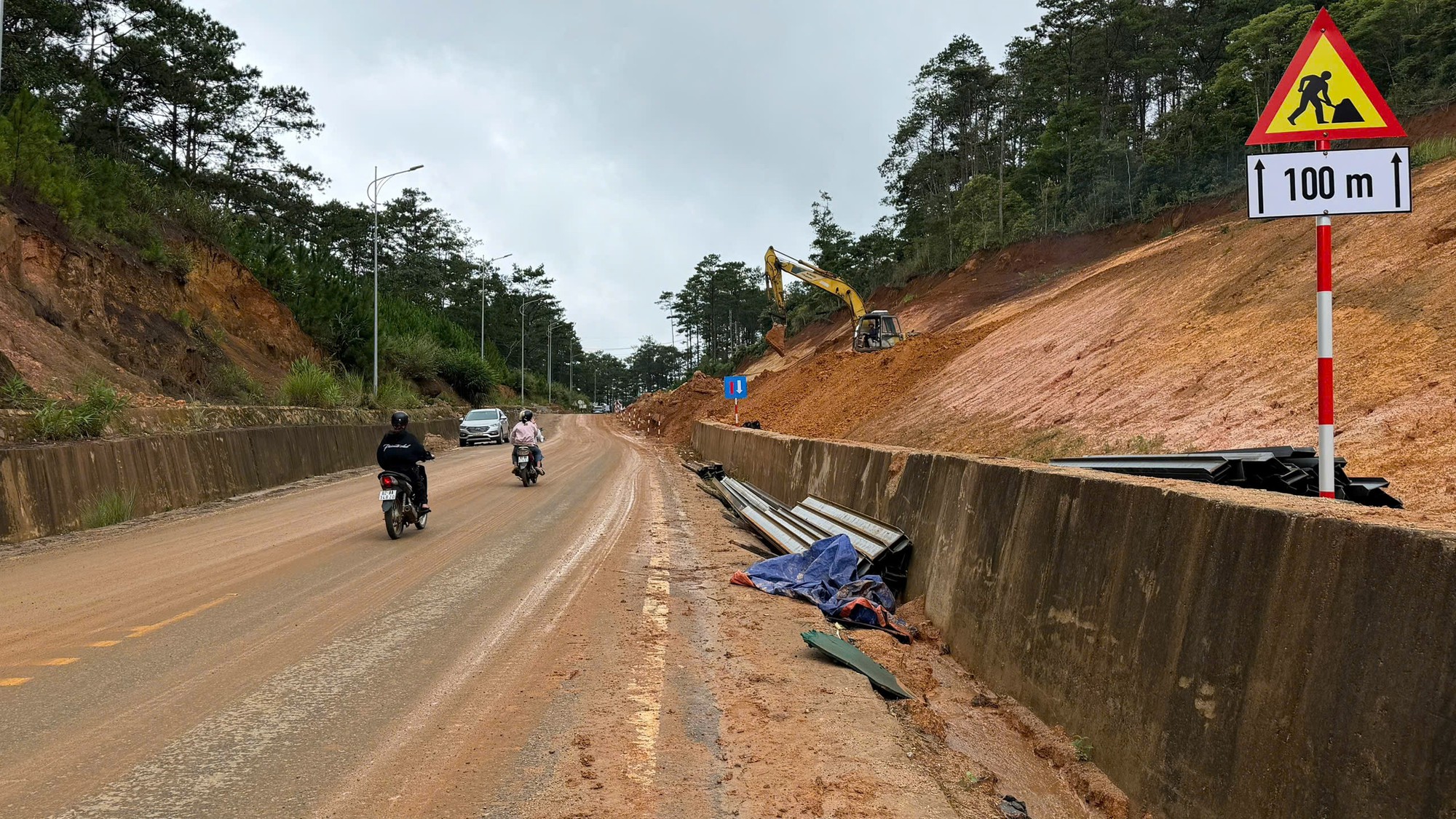 Khẩn trương khắc phục c&aacute;c điểm sạt lở, đảm bảo giao th&ocirc;ng đi lại tr&ecirc;n Quốc lộ 24 - Ảnh 1.
