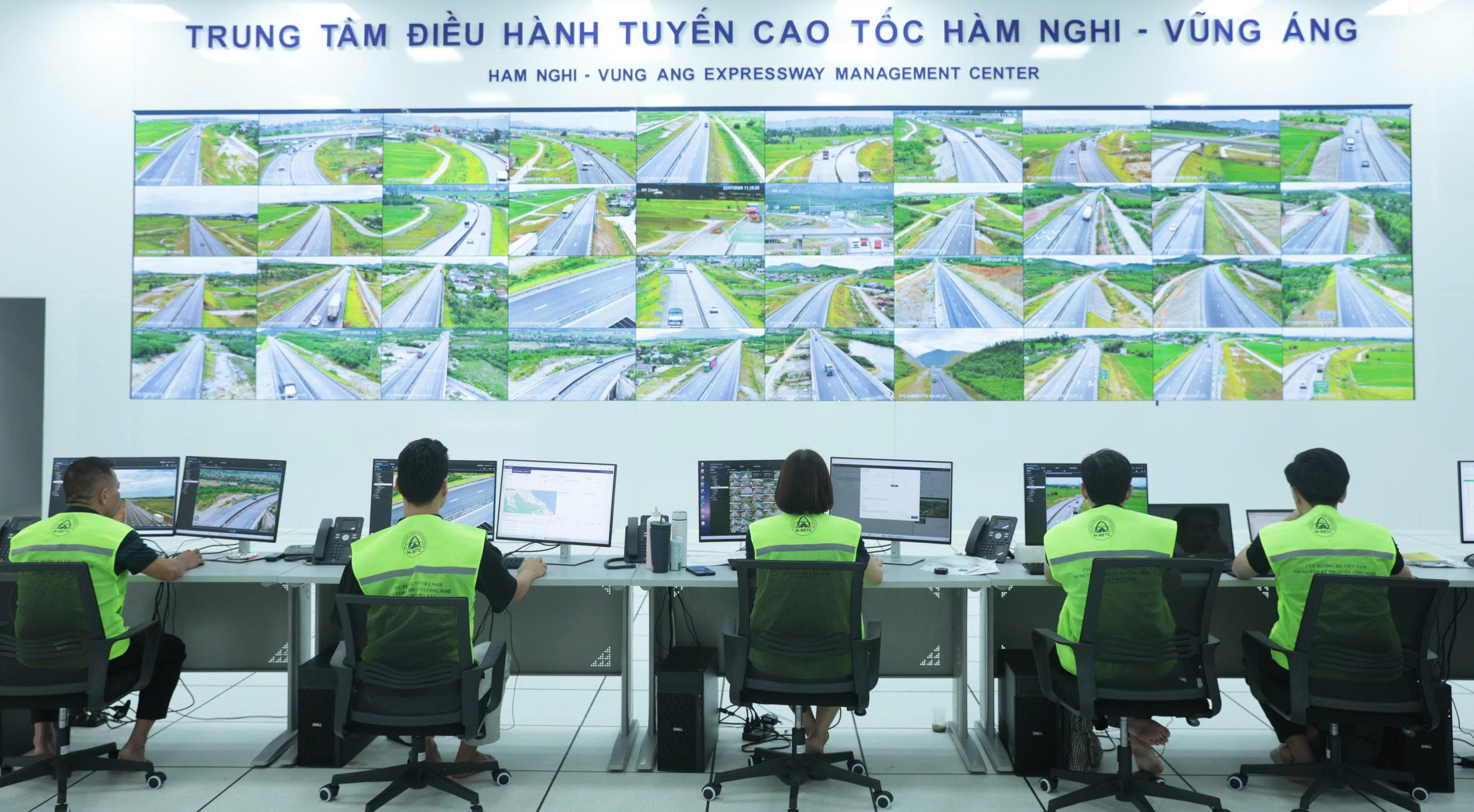 KỲ 2: CUỘC CHẠY ĐUA SAU MÀN HÌNH CAMERA - Ảnh 10.