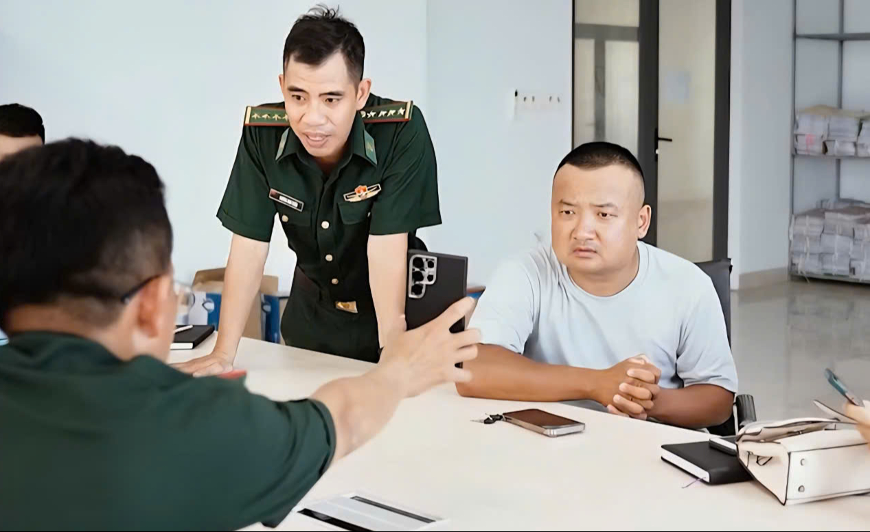 Lập bi&ecirc;n bản xử l&yacute; du kh&aacute;ch Trung Quốc điều khiển xe m&aacute;y leo l&ecirc;n cổng T&ograve; V&ograve; - Ảnh 2.