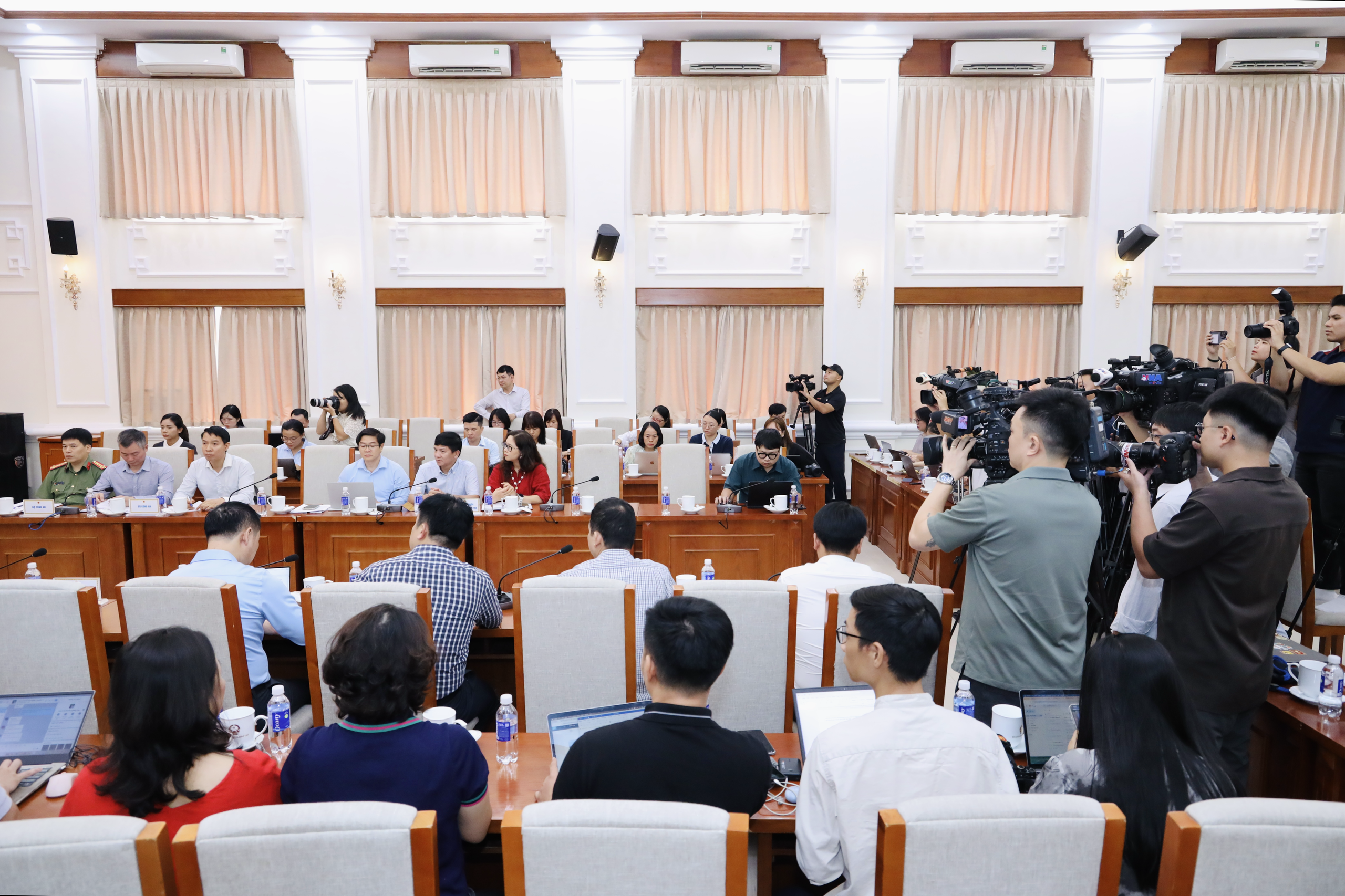Bộ Gi&aacute;o dục v&agrave; Đ&agrave;o tạo: Đề thi lại ở Tuy&ecirc;n Quang kh&ocirc;ng dễ hơn hay kh&oacute; hơn - Ảnh 2.