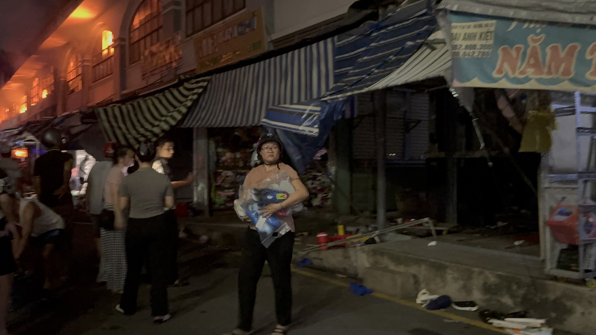 Đồng Nai: Chợ Bi&ecirc;n H&ograve;a b&ugrave;ng ch&aacute;y dữ dội trong đ&ecirc;m - Ảnh 4.