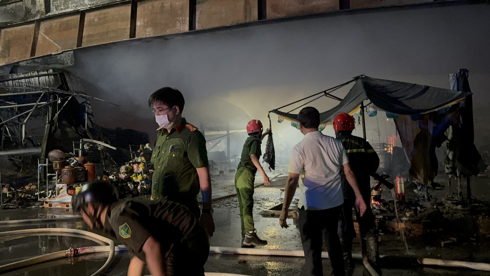 Ch&aacute;y chợ bi&ecirc;n h&ograve;a 2026: C&ocirc;ng t&aacute;c chữa ch&aacute;y tại khu vực 600m2 được khống chế - Ảnh 17.