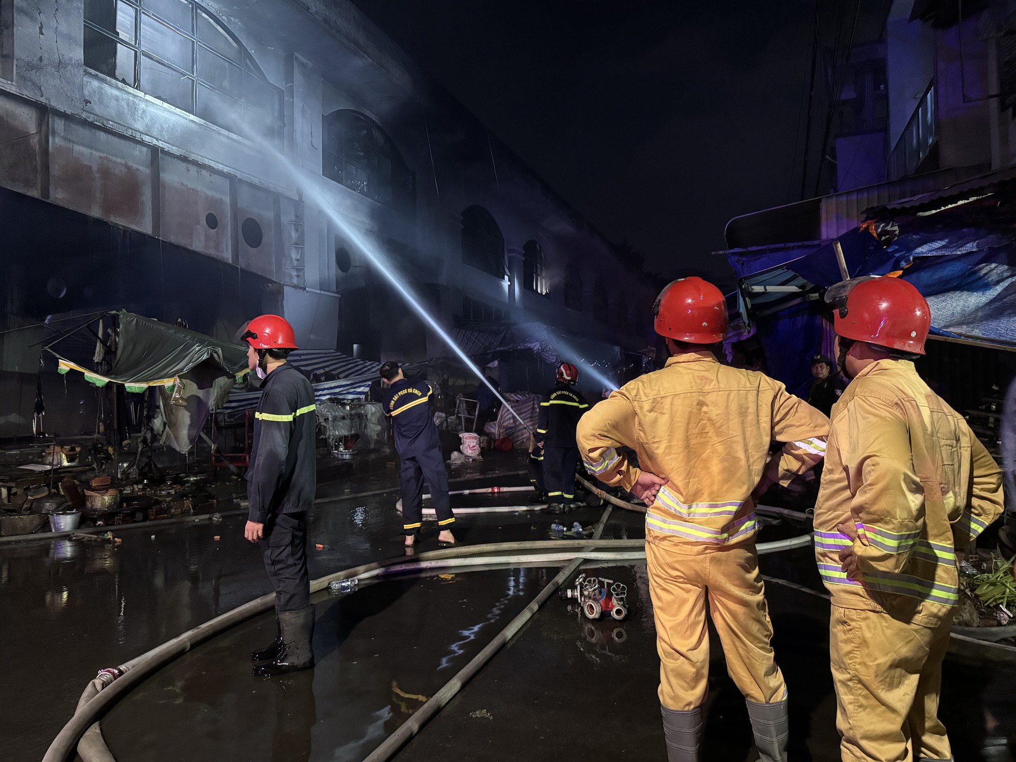 Ch&aacute;y chợ bi&ecirc;n h&ograve;a 2026: C&ocirc;ng t&aacute;c chữa ch&aacute;y tại khu vực 600m2 được khống chế - Ảnh 15.