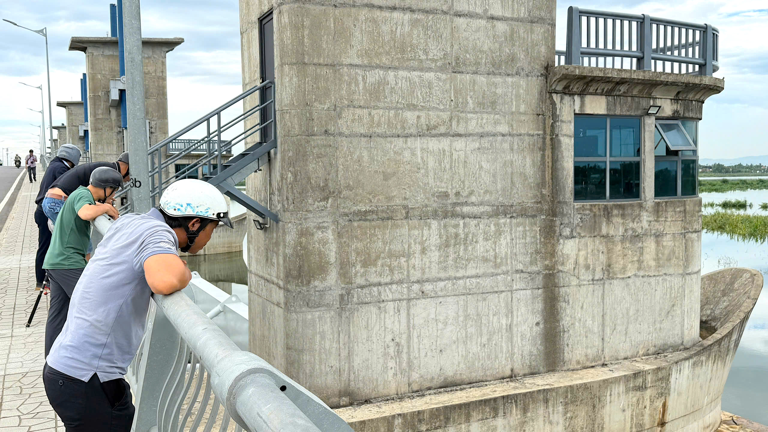 Đập d&acirc;ng lớn nhất Quảng Ng&atilde;i t&iacute;ch đủ nước, vận h&agrave;nh ổn định - Ảnh 8.