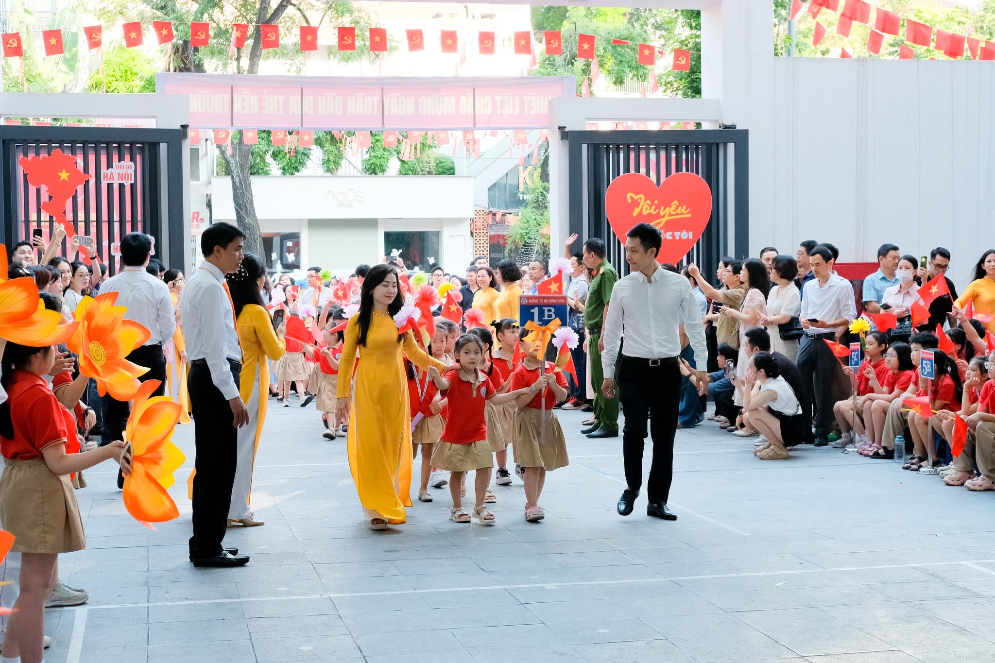 Chuẩn bị to&agrave;n diện cho năm học mới, chấn chỉnh lạm thu v&agrave; dạy th&ecirc;m tr&aacute;i quy định - Ảnh 1.