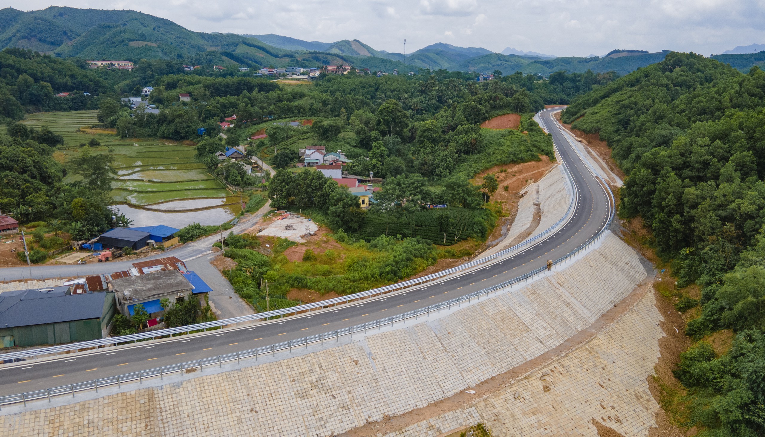 Từ 19/8, khai th&aacute;c đồng bộ đường Hồ Ch&iacute; Minh đoạn Chợ Chu - Ng&atilde; ba Trung Sơn  - Ảnh 1.