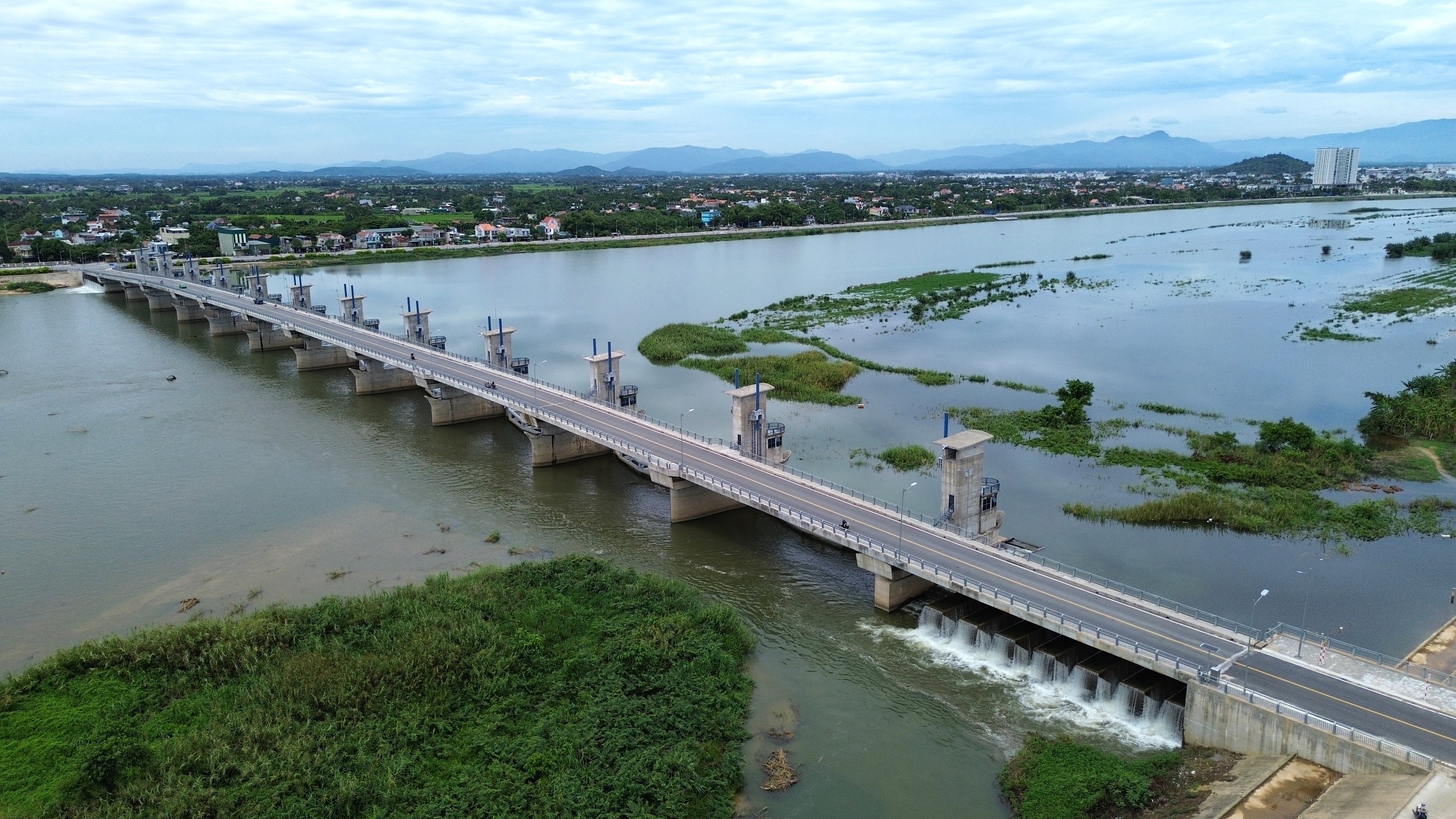 Đập d&acirc;ng lớn nhất Quảng Ng&atilde;i t&iacute;ch đủ nước, vận h&agrave;nh ổn định - Ảnh 1.