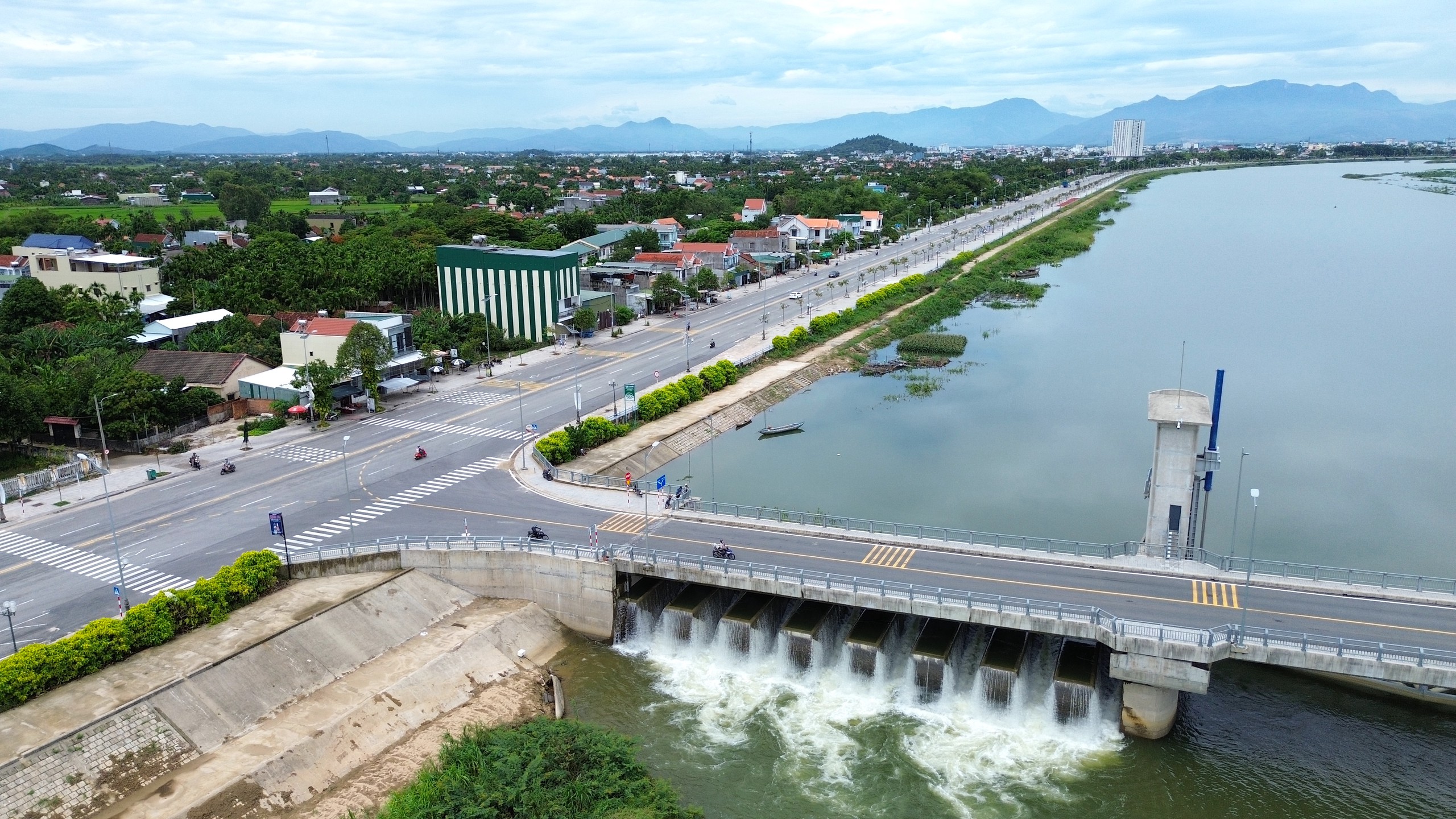 Đập d&acirc;ng lớn nhất Quảng Ng&atilde;i t&iacute;ch đủ nước, vận h&agrave;nh ổn định - Ảnh 9.