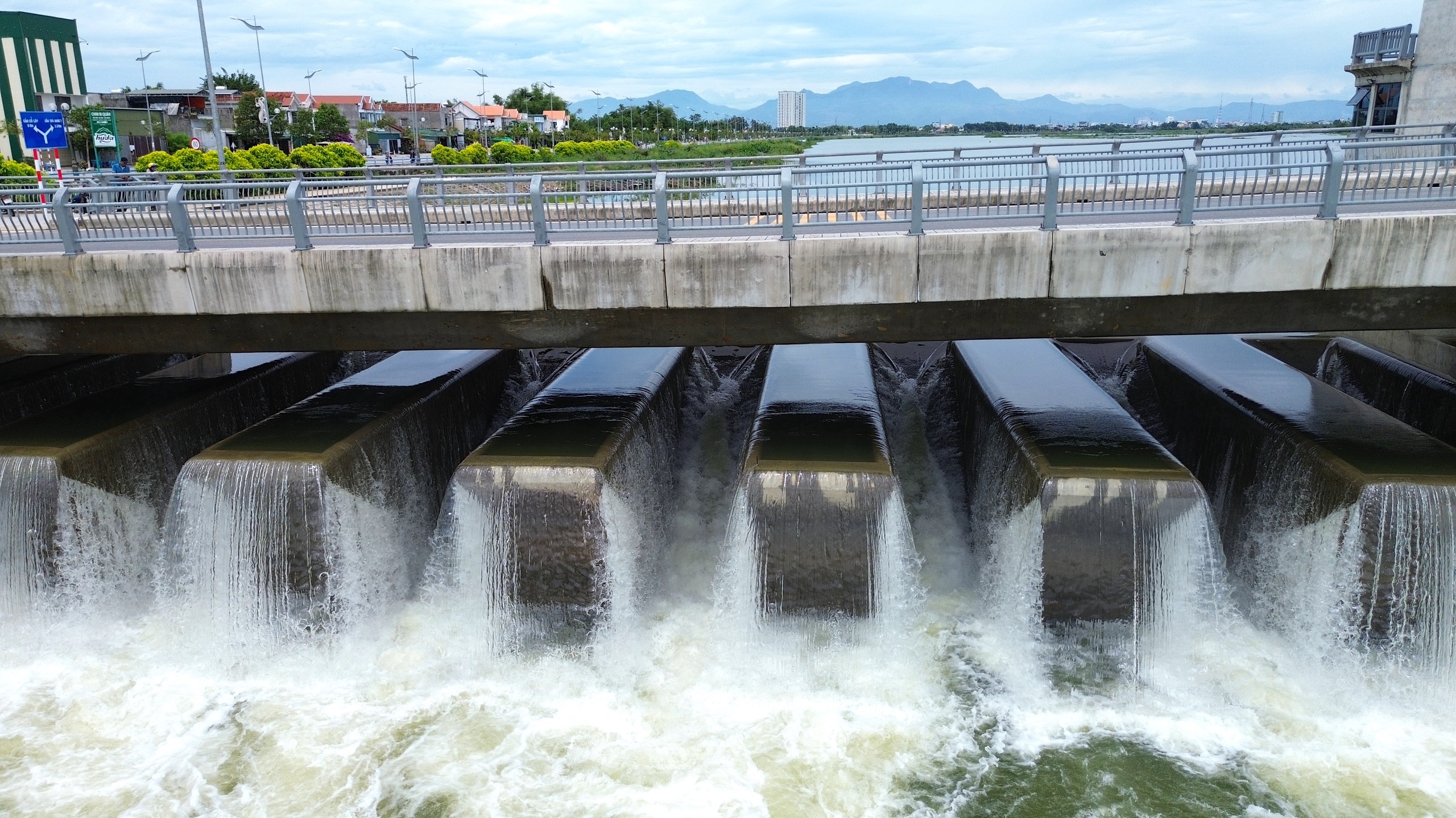 Đập d&acirc;ng lớn nhất Quảng Ng&atilde;i t&iacute;ch đủ nước, vận h&agrave;nh ổn định - Ảnh 12.