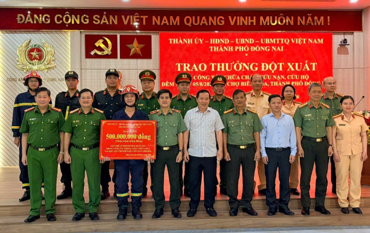 Dập tắt ch&aacute;y lớn tại chợ Bi&ecirc;n H&ograve;a, C&ocirc;ng an TP Đồng Nai được thưởng 500 triệu đồng - Ảnh 3.