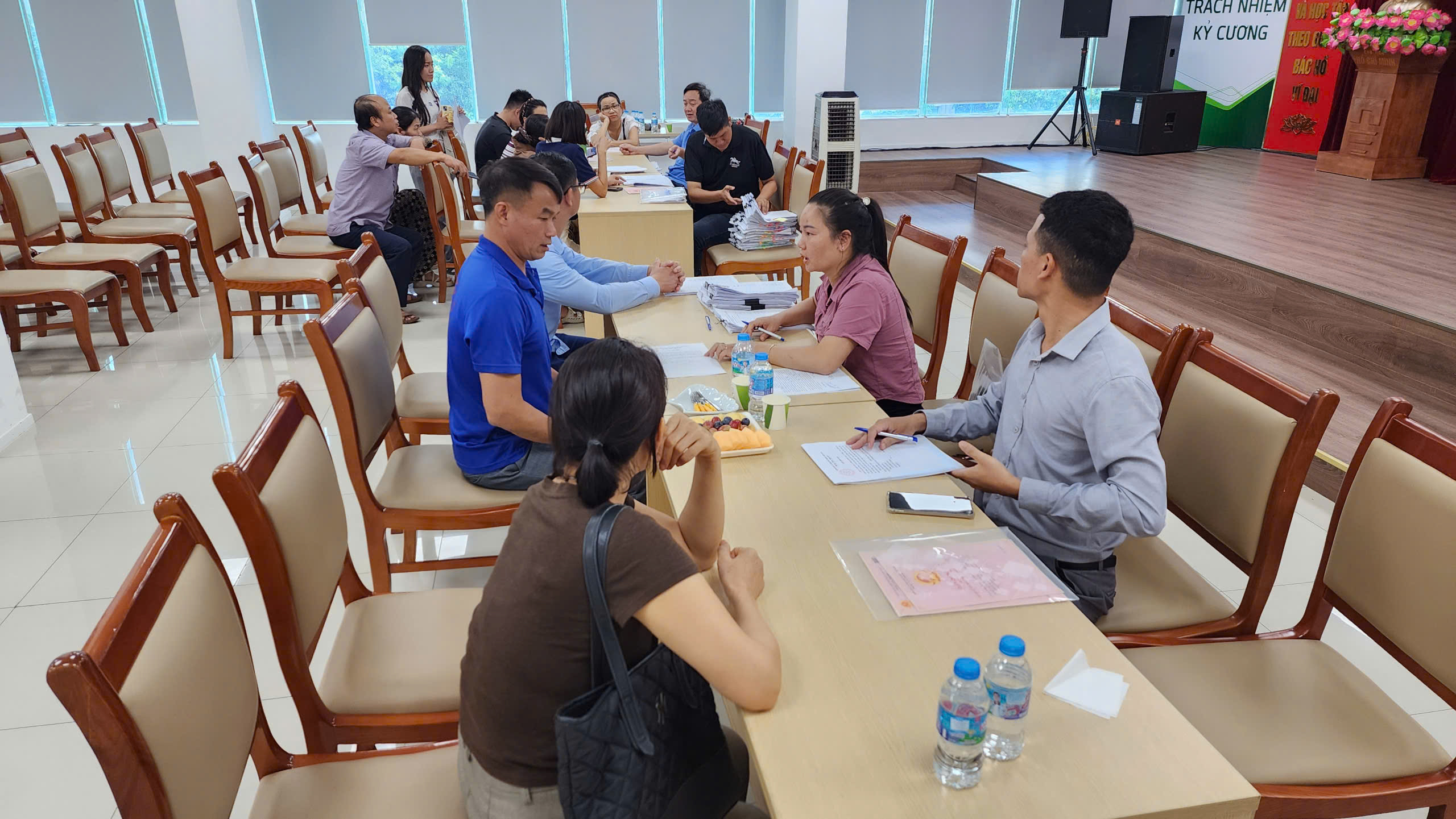 Người d&acirc;n Bắc Ninh nhận tiền bồi thường giải ph&oacute;ng mặt bằng dự &aacute;n đường s&acirc;n bay Gia B&igrave;nh - Ảnh 1.