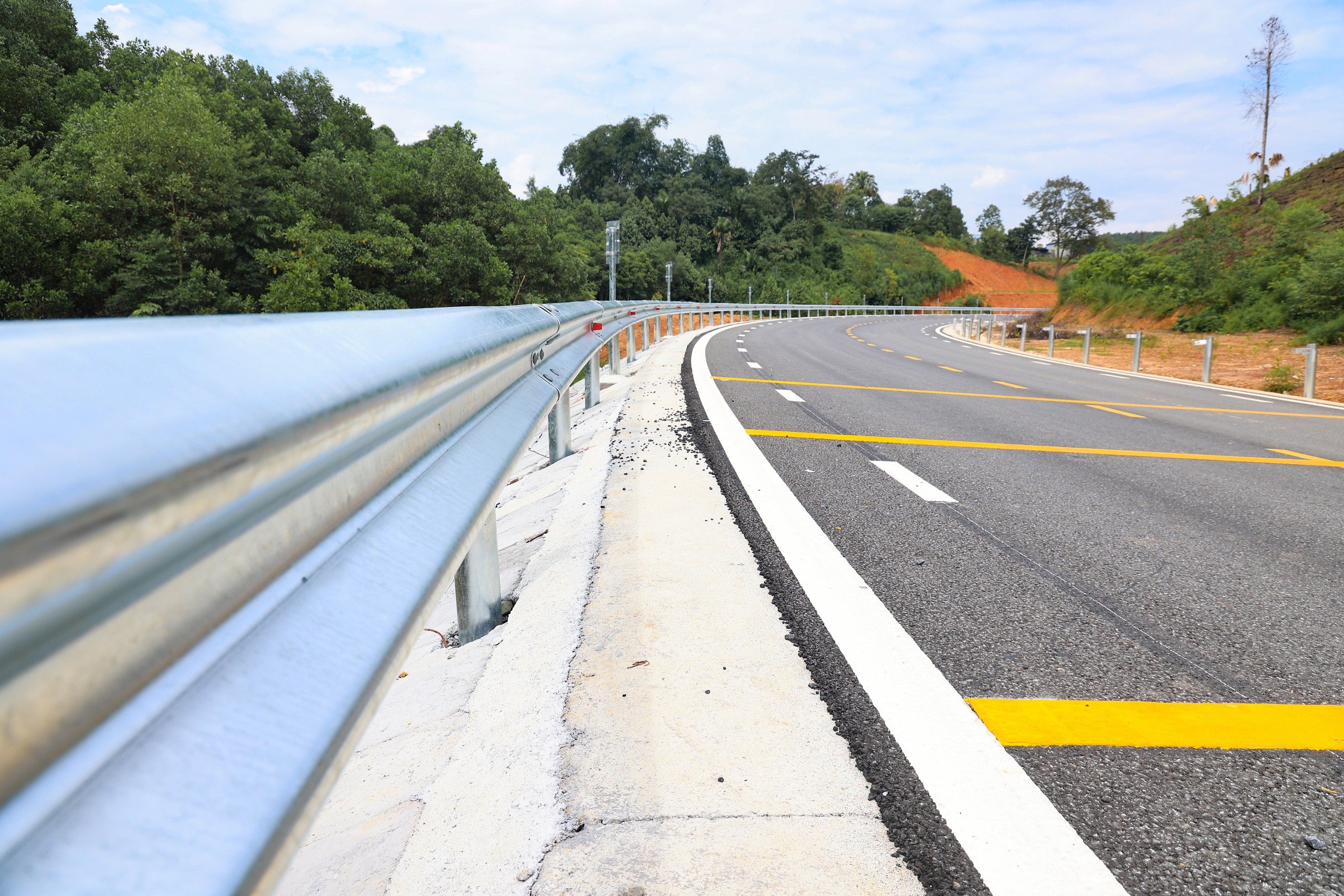 Cận cảnh gần 30km đường Hồ Ch&iacute; Minh qua Th&aacute;i Nguy&ecirc;n, Tuy&ecirc;n Quang sắp đưa v&agrave;o khai th&aacute;c - Ảnh 4.