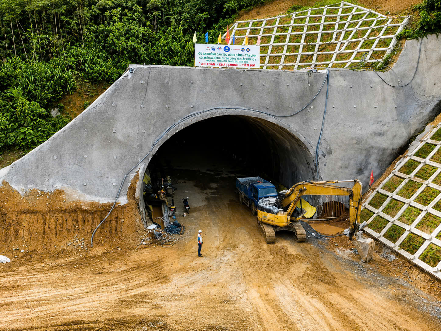 To&agrave;n cảnh đại c&ocirc;ng trường mở rộng cao tốc Nội B&agrave;i - L&agrave;o Cai ra sao? - Ảnh 11.
