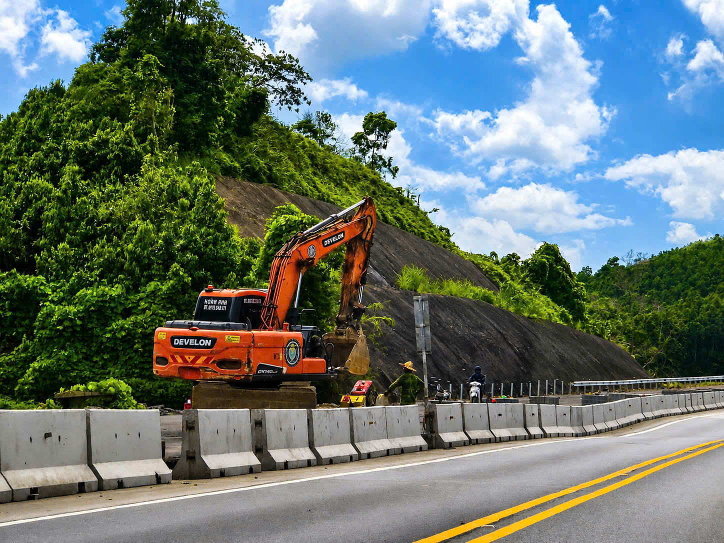 To&agrave;n cảnh đại c&ocirc;ng trường mở rộng cao tốc Nội B&agrave;i - L&agrave;o Cai ra sao? - Ảnh 24.