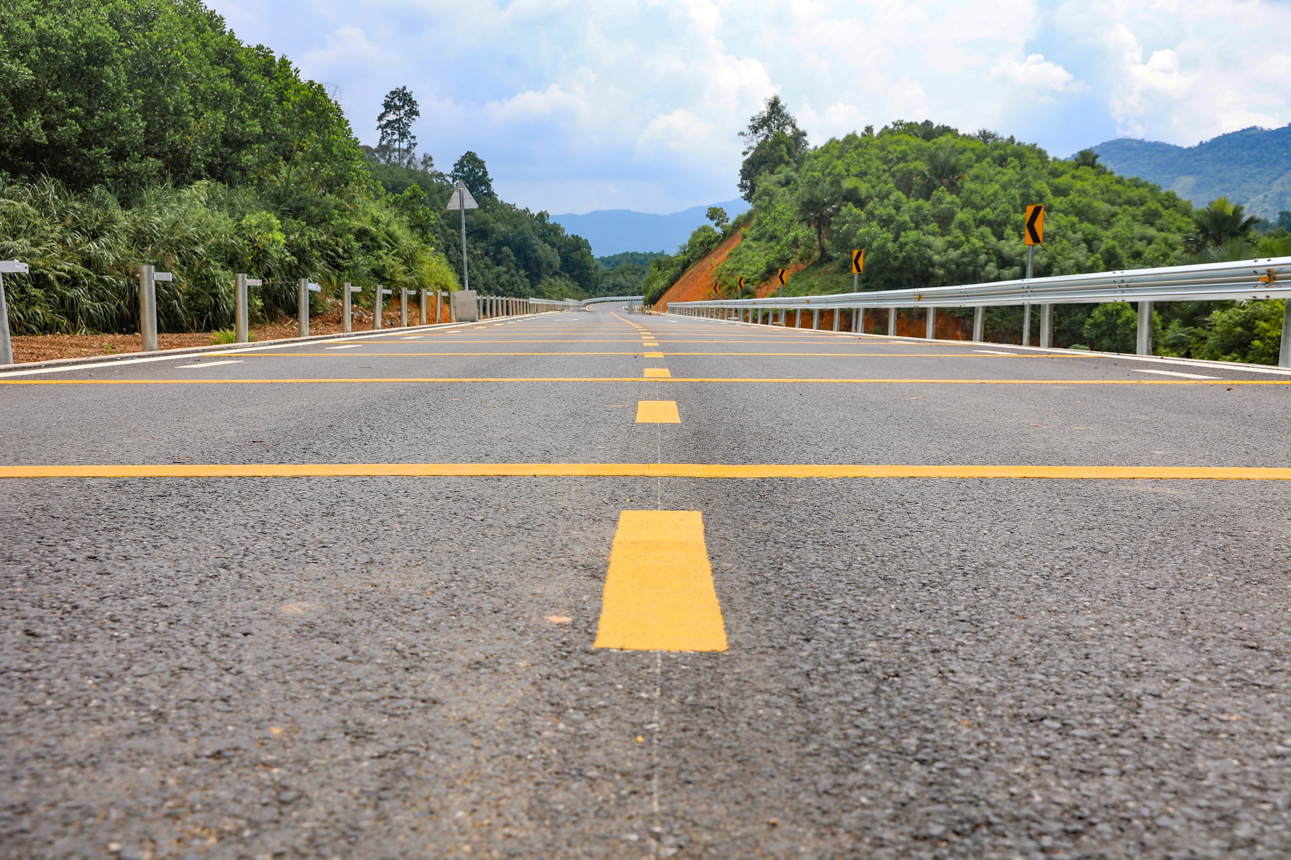 Cận cảnh gần 30km đường Hồ Ch&iacute; Minh qua Th&aacute;i Nguy&ecirc;n, Tuy&ecirc;n Quang sắp đưa v&agrave;o khai th&aacute;c - Ảnh 13.