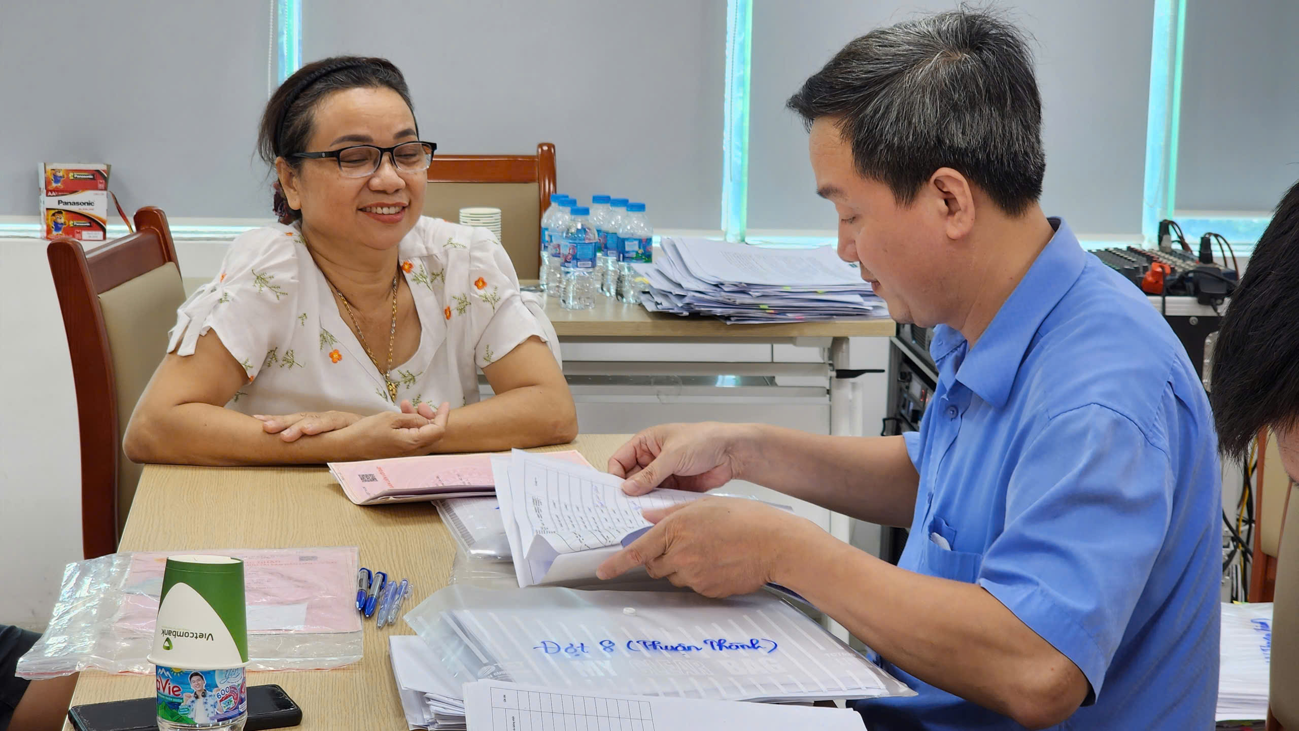 Người d&acirc;n Bắc Ninh nhận tiền bồi thường giải ph&oacute;ng mặt bằng dự &aacute;n đường s&acirc;n bay Gia B&igrave;nh - Ảnh 4.