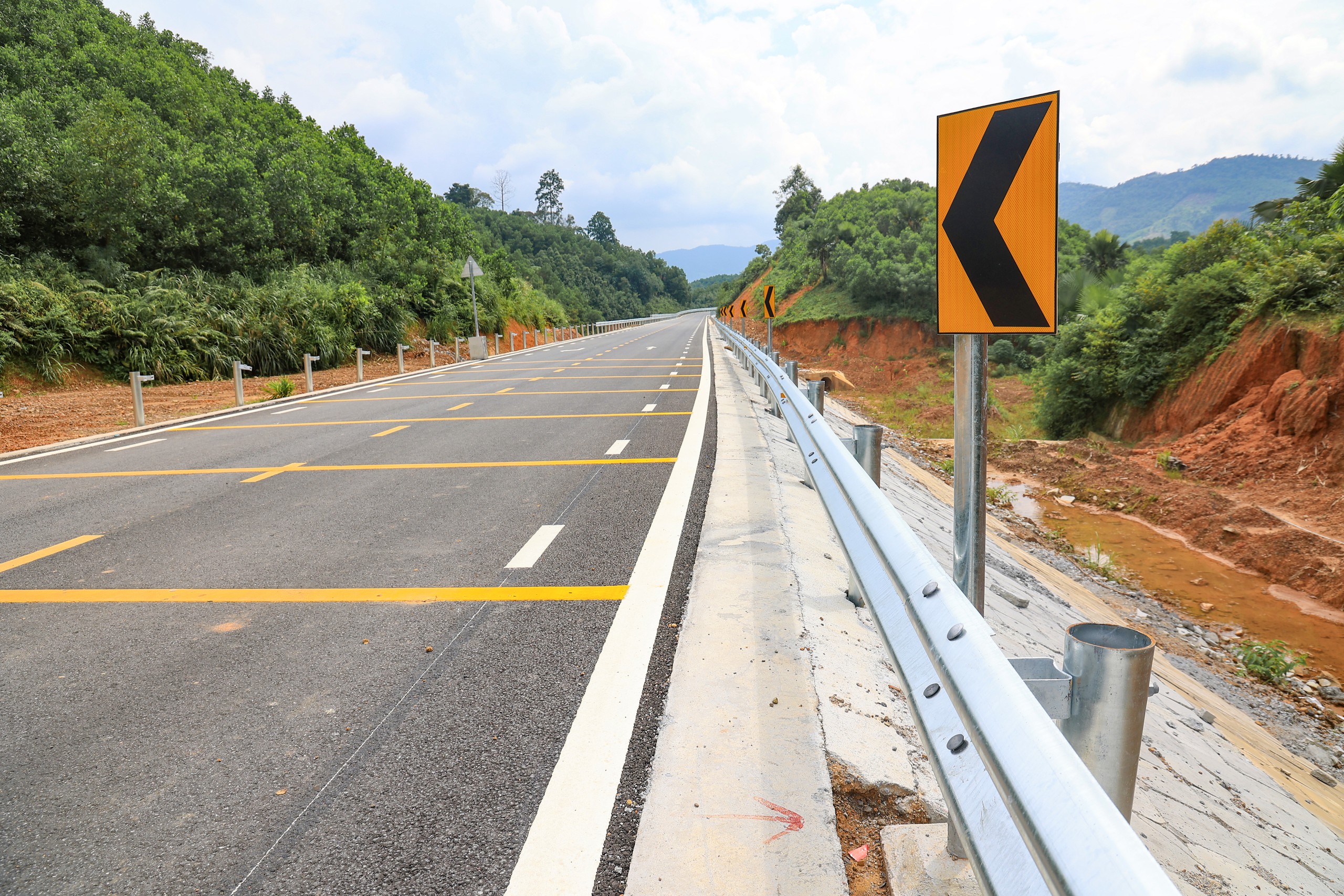 Cận cảnh gần 30km đường Hồ Ch&iacute; Minh qua Th&aacute;i Nguy&ecirc;n, Tuy&ecirc;n Quang sắp đưa v&agrave;o khai th&aacute;c - Ảnh 5.