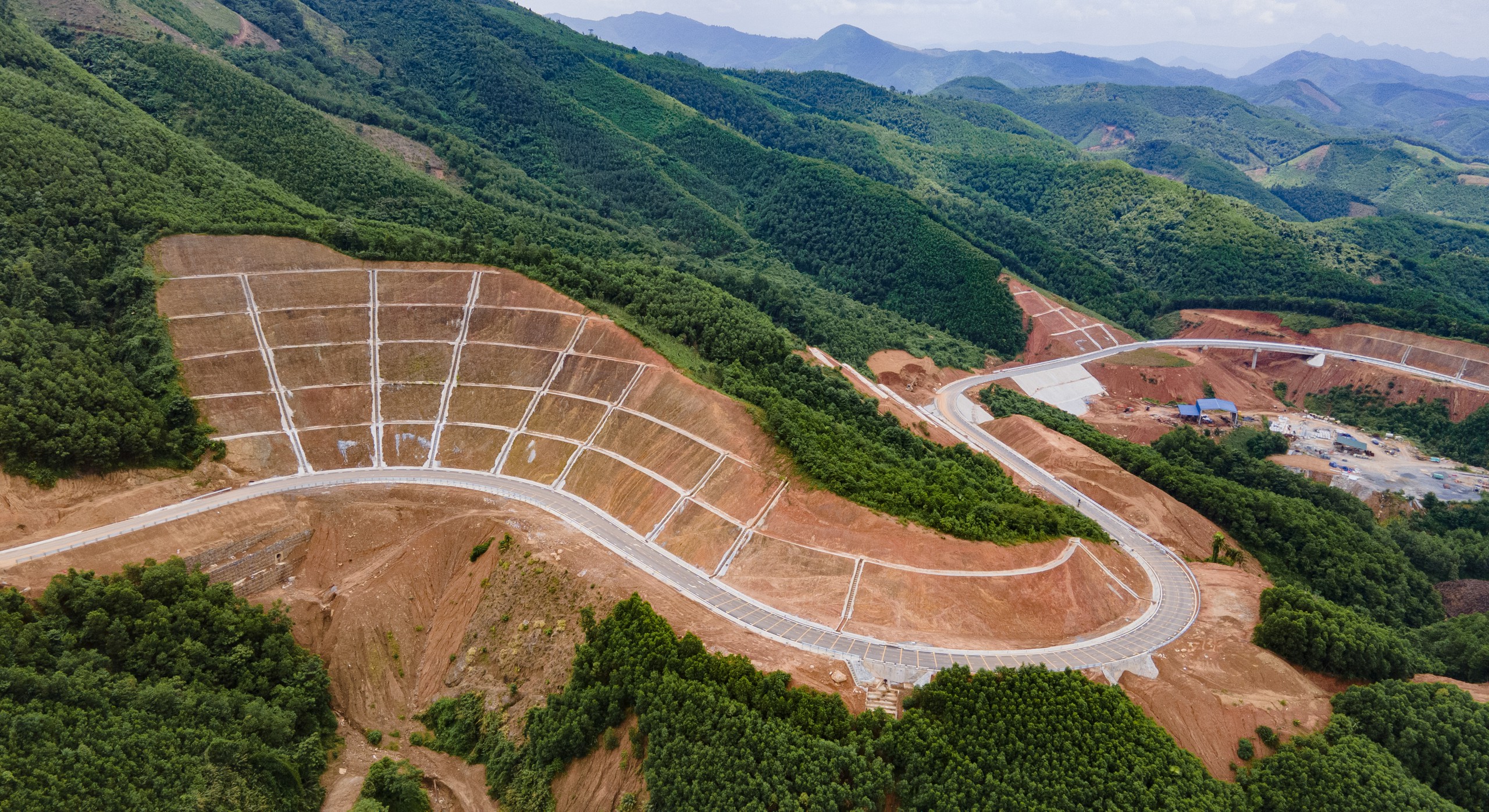 Cận cảnh gần 30km đường Hồ Ch&iacute; Minh qua Th&aacute;i Nguy&ecirc;n, Tuy&ecirc;n Quang sắp đưa v&agrave;o khai th&aacute;c - Ảnh 14.