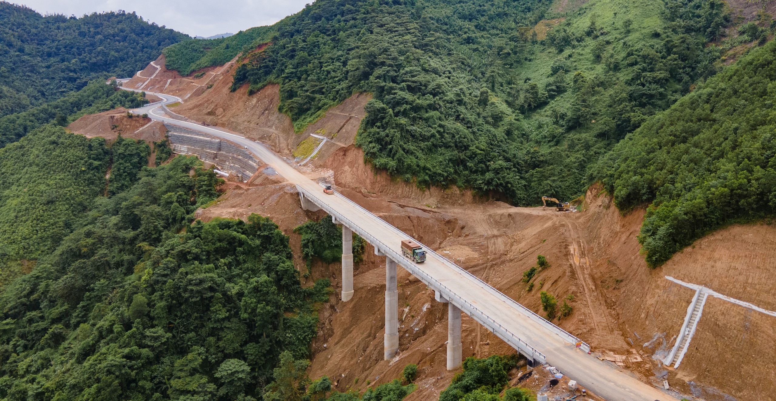 Cận cảnh gần 30km đường Hồ Ch&iacute; Minh qua Th&aacute;i Nguy&ecirc;n, Tuy&ecirc;n Quang sắp đưa v&agrave;o khai th&aacute;c - Ảnh 3.