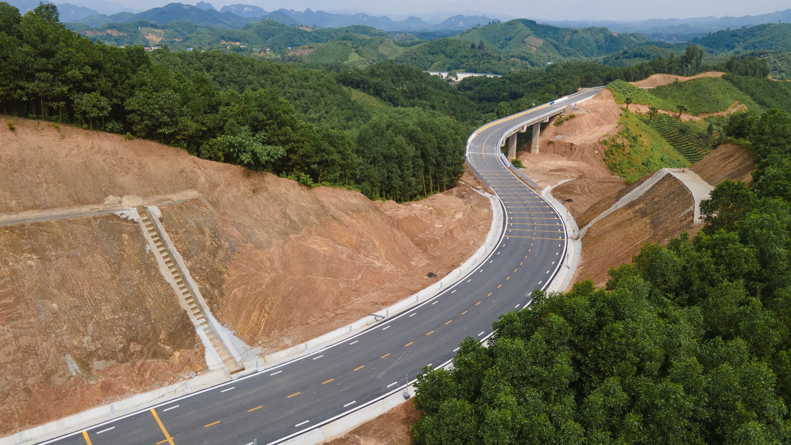 Cận cảnh gần 30km đường Hồ Ch&iacute; Minh qua Th&aacute;i Nguy&ecirc;n, Tuy&ecirc;n Quang sắp đưa v&agrave;o khai th&aacute;c - Ảnh 2.