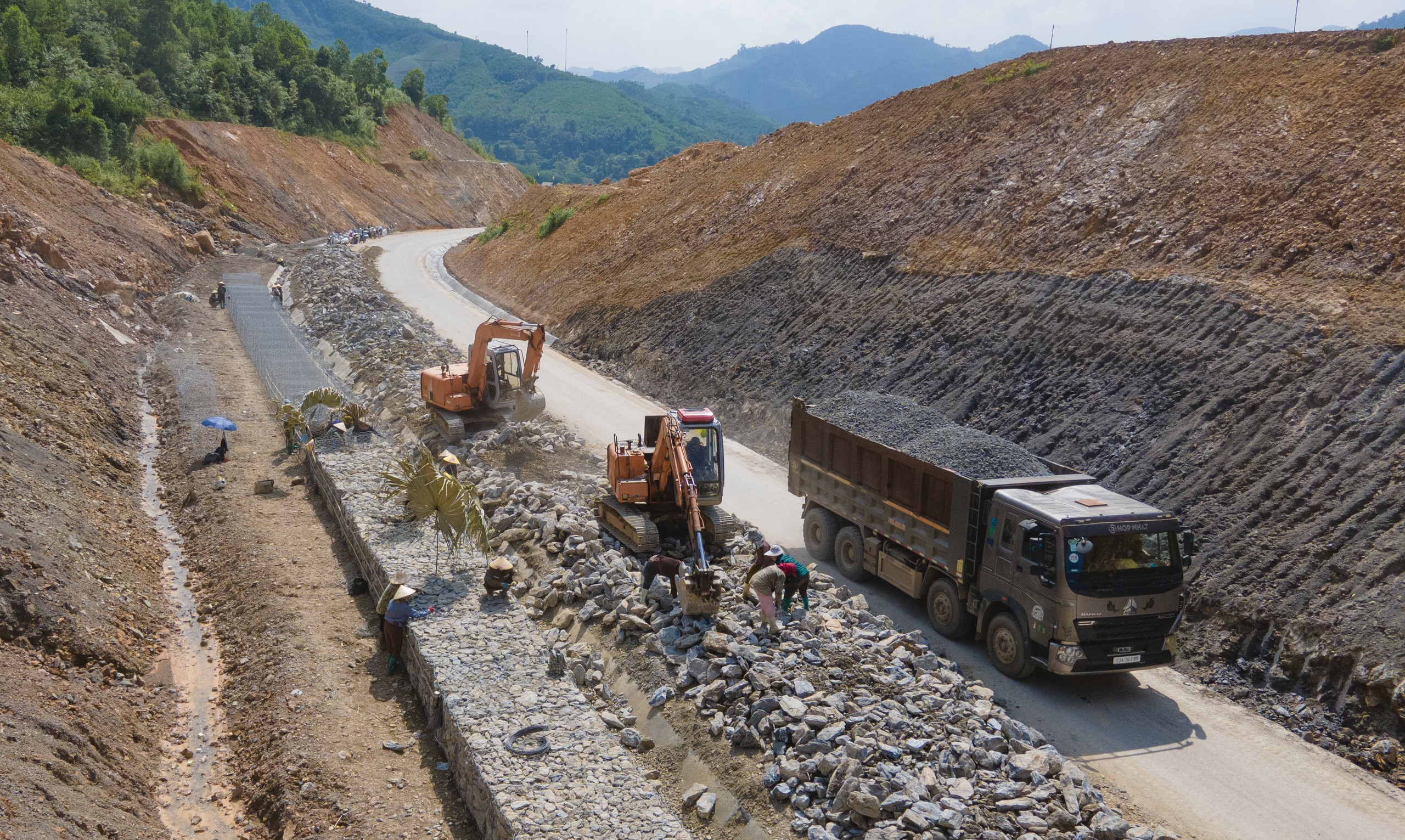 Cận cảnh gần 30km đường Hồ Ch&iacute; Minh qua Th&aacute;i Nguy&ecirc;n, Tuy&ecirc;n Quang sắp đưa v&agrave;o khai th&aacute;c - Ảnh 1.
