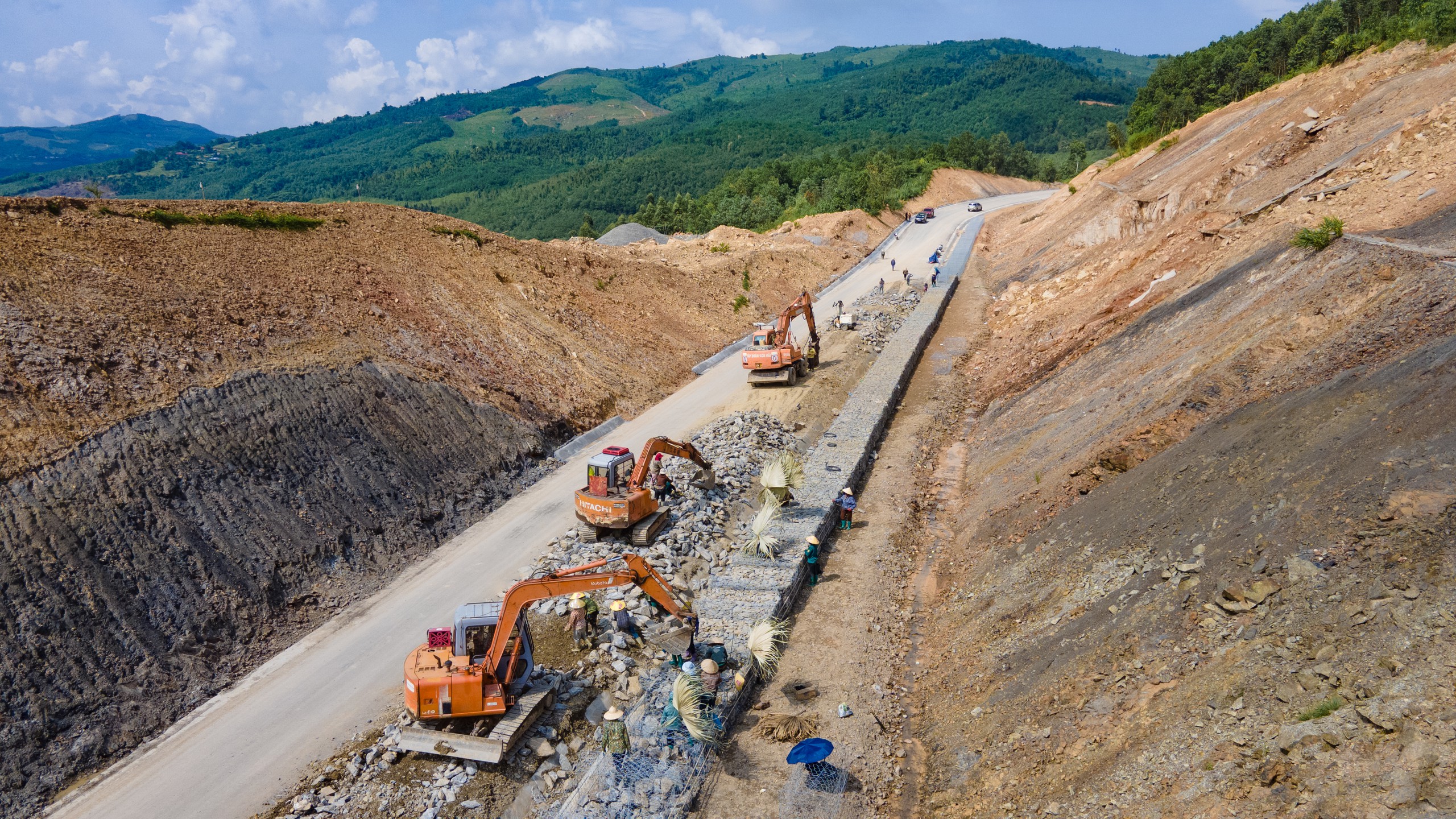 Cận cảnh gần 30km đường Hồ Ch&iacute; Minh qua Th&aacute;i Nguy&ecirc;n, Tuy&ecirc;n Quang sắp đưa v&agrave;o khai th&aacute;c - Ảnh 10.