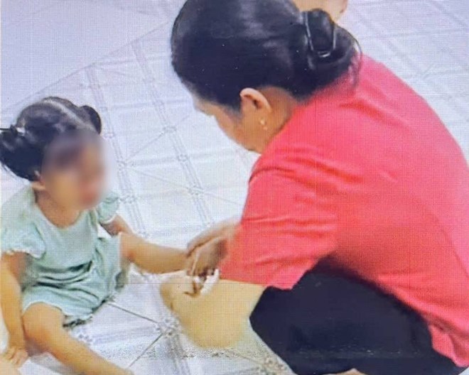 C&ocirc;ng an x&aacute;c minh vụ bảo mẫu d&ugrave;ng d&acirc;y thun, tay t&aacute;c động v&agrave;o 2 trẻ mầm non - Ảnh 2.