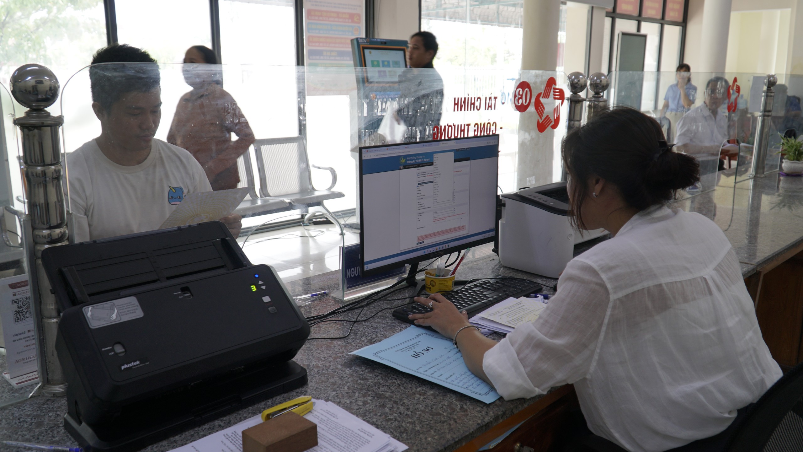 Chủ tịch tỉnh Gia Lai y&ecirc;u cầu cắt giảm thủ tục hỗ trợ doanh nghiệp ph&aacute;t triển 2026 - Ảnh 2.