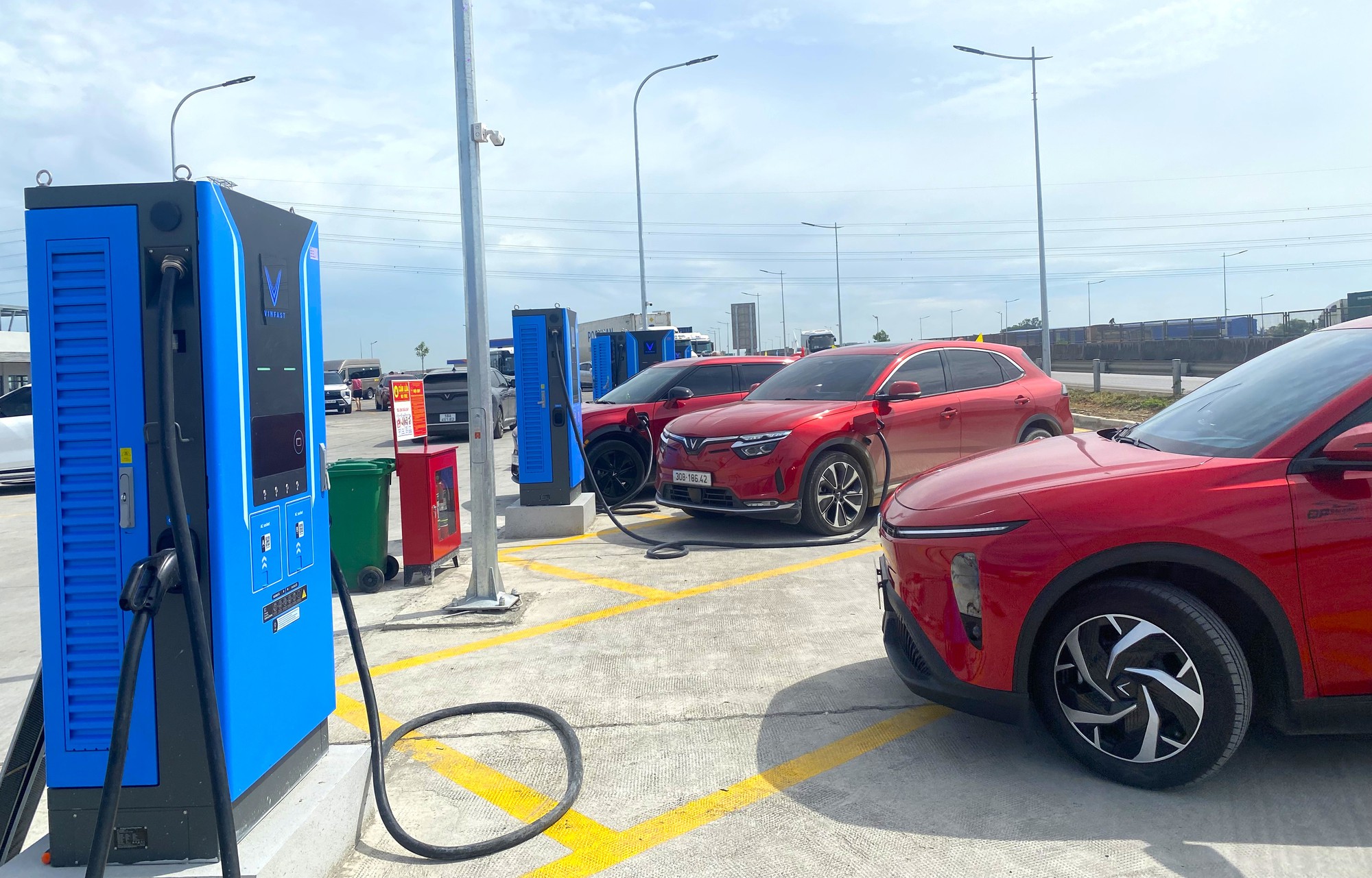 Mới 4/21 trạm dừng nghỉ cao tốc có trạm sạc điện, Bộ Xây dựng ra công điện chỉ đạo - Ảnh 1.