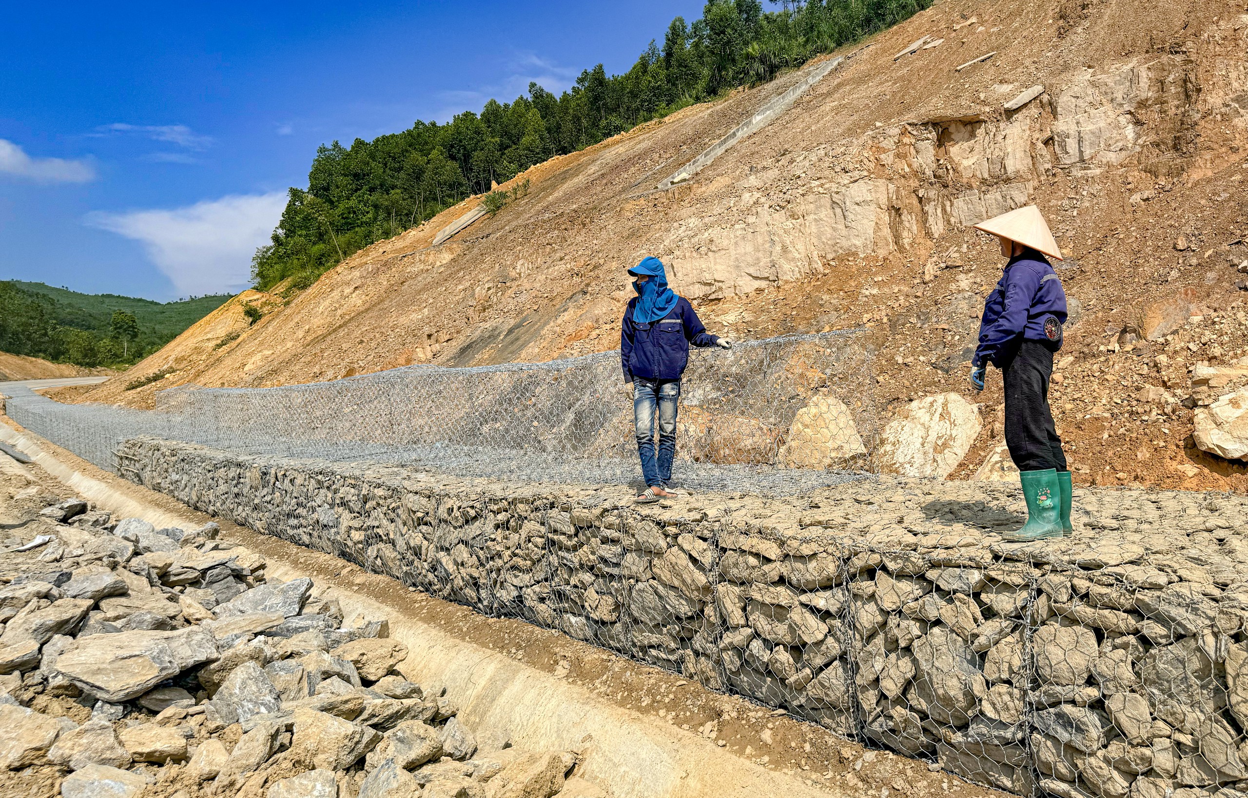 Cận cảnh gần 30km đường Hồ Ch&iacute; Minh qua Th&aacute;i Nguy&ecirc;n, Tuy&ecirc;n Quang sắp đưa v&agrave;o khai th&aacute;c - Ảnh 7.
