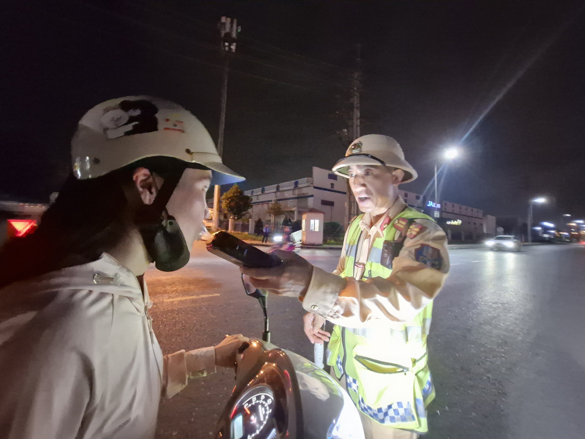 Bắc Ninh: Sau cuộc li&ecirc;n hoan, nhiều nữ c&ocirc;ng nh&acirc;n bị xử l&yacute; vi phạm nồng độ cồn - Ảnh 3.