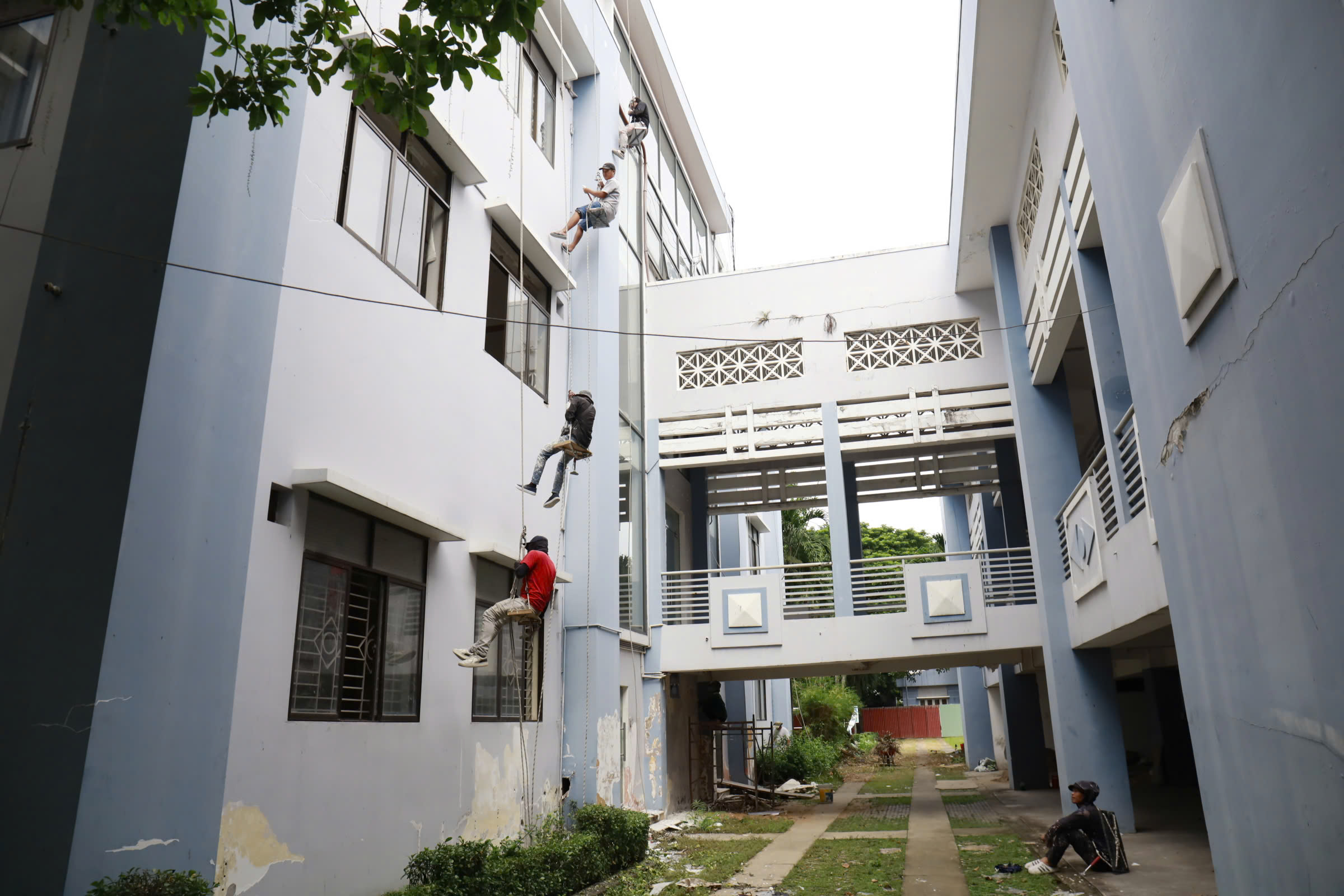 Biến trụ sở d&ocirc;i dư th&agrave;nh trường học, bệnh viện phục vụ người d&acirc;n - Ảnh 1.